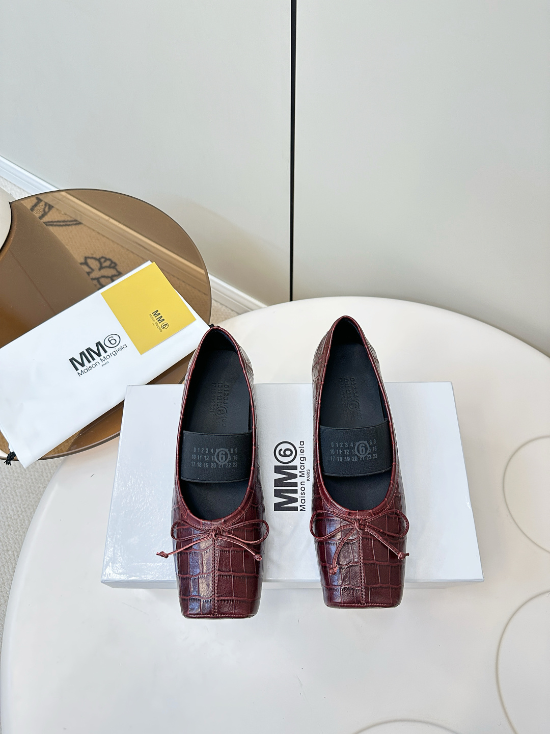 NO:627907,MM6 Margiela 2025 Autumn and Winter Ballet Pig Mouth Shoes Margiela is close to the super popular square toe flat Mary Jane ballet shoes. Needless to say, the comfort is simply unparalleled. Upper crocodile pattern calfskin, lining sheepskin lining, outsole Italian genuine leather sole, size 35-39 (40.41 custom-made), single shoes, masion margiela, masion margiela, mary jane, cowhide, sheepskin19860909MM6马吉拉2025秋冬芭蕾舞猪嘴鞋 马吉拉近超级火的方头平底玛丽珍芭蕾舞鞋 舒适度不用说 简直绝绝子了 鞋面鳄鱼纹小牛皮 内里羊皮内里 大底意大利真皮底 码数35-39（40.41订做）,单鞋,masion margiela,masion margiela,mary jane,cowhide,sheepskin,Women's Shoes