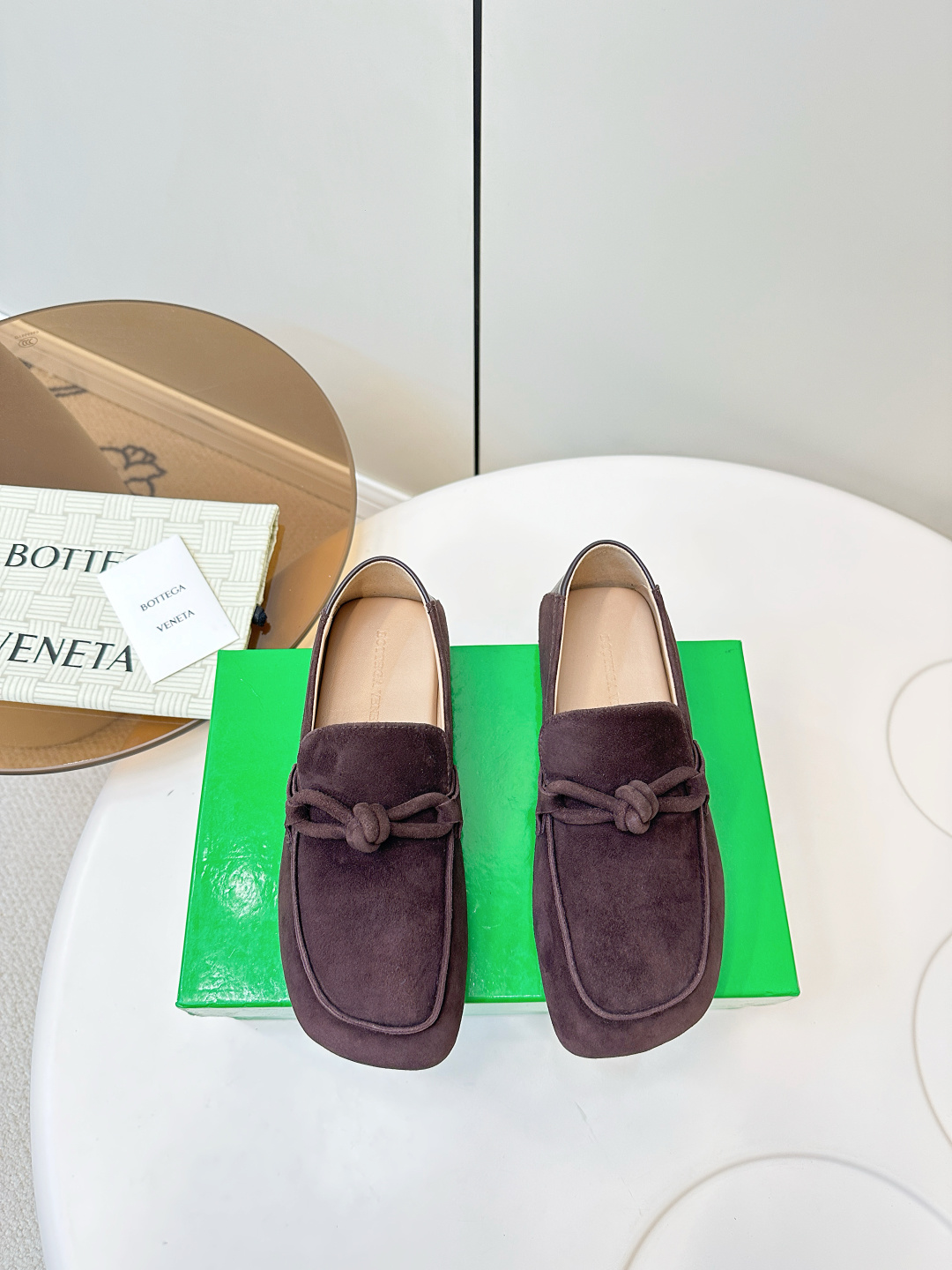 NO:627894,BV2025ss new old-money style couple style loafers (men's size). The color is updated simultaneously on the official website. BV old-money style, it's really soft and doesn't scratch your feet when you wear it!  Bv's new old-money style loafers Daddy Loafer, suede material shoes are very popular, super comfortable loafers, foldable heel, deerskin material, inner padding sheepskin package, Italian thickened genuine leather sole, size female 35-40 (customized at 40.41.42), male 39-45 (customized at 39.45), loafers, bottega veneta, loafers, sheepskin, chamois  leather19860909BV2025ss新品老钱风情侣款乐福鞋（男码） 颜色官网同步更新 BV 老钱风, 穿它真软还不磨脚！ Bv新款老钱风乐福鞋 Daddy Loafer 麂皮材质的鞋子很火爆 超级舒服的乐福鞋,可折叠后跟 面料鹿皮材质 内里垫脚羊皮包裹 意大利加厚真皮底 码数女35-40（40.41.42订做） 男39-45（39.45订做）,乐福鞋,bottega veneta,loafers,sheepskin,chamois leather,Women's Shoes