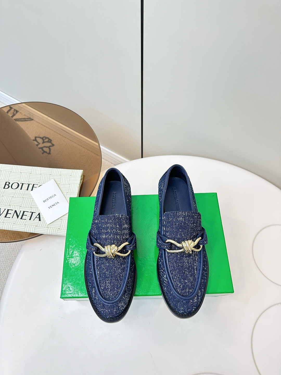 NO:627885,Bottega Veneta 25AW Early Autumn BV Denim Loafers Bottega Veneta 24AW Early Autumn New Product Iconic Metallic Knots Old Money Style Exquisite Flat Bottoms Carefully Designed No Sloppiness Durable and Comfortable The upper material is washed denim The lining of the feet is made of original color cowhide The comfortable and high-end nailed outsole is made of the original genuine leather outsole Standard and version Hot melt glue is used to shape the toe and heel  Easy to rebound and not deform, size 35-39 (40.41 fixed), loafers, bottega veneta, bottega veneta, loafers, cowhide, Leather soles19860909Bottega Veneta 25AW早秋BV 牛仔布 乐福鞋 Bottega Veneta 24AW早秋新品标志性金属质感绳结 老钱风拿捏的妥妥的 精致平底用心设计 绝不马虎 耐穿舒适 鞋面材质选用水洗牛仔布 垫脚内里选用原版色牛皮 舒适高端打钉大底选用原版一致真皮大底 对标对版  采用热熔胶定型鞋头 后跟 易回弹不变形 码数35-39（40.41定）,乐福鞋,bottega veneta,bottega veneta,loafers,cowhide,Leather soles,Women's Shoes