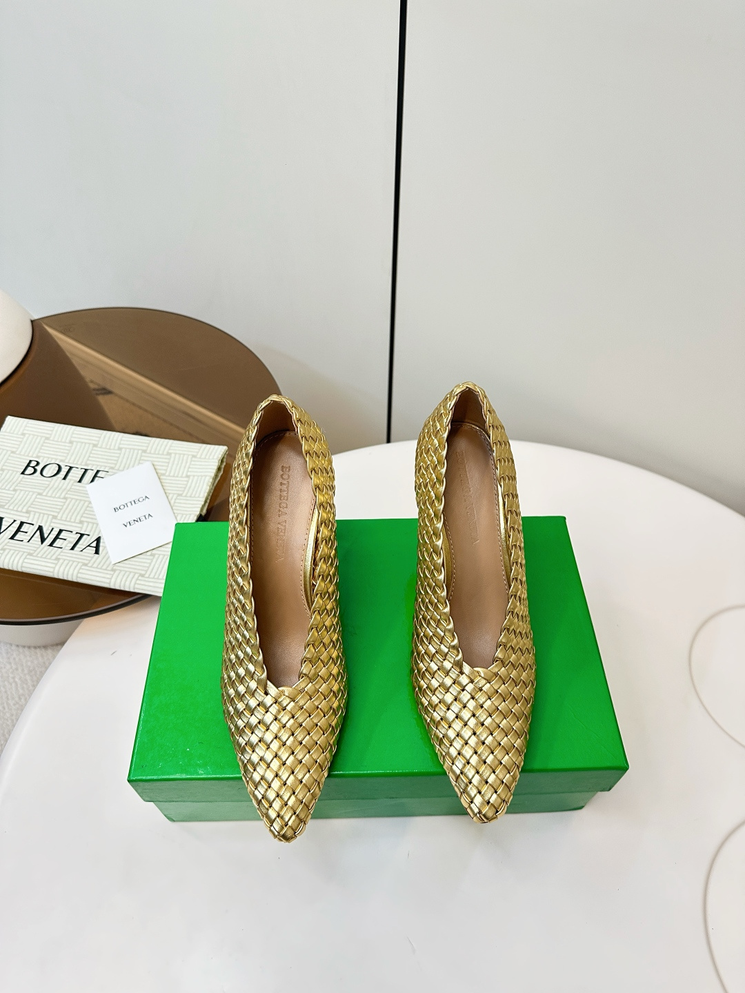 NO:627878,Bottega Veneta｜BV Bottega Veneta 25 New Products Trendy Internet Celebrity Braided High-heeled Granny Shoes Witch Shoes 2025 BV is hot this year. Each model is full of design. Don’t miss these woven shoes. BV classic braided style, very fashionable, very strong on the feet, you don’t want to take them off at all. It goes well with trousers, shorts, and skirts. The upper is custom-made with super-flexible weaving. The lining is water-dyed brown cowhide leather. The outsole is Italian injection molded leather, with a heel height of 8cm.  Size 35-40 (can be customized 40.41.42, high heels, single shoes, bottega veneta, bottega veneta, bottega veneta, high heels, skirts, shorts, cowhide, Leather soles19860909Bottega Veneta｜BV葆蝶家25新品热潮网红编织高跟奶奶鞋 女巫鞋 2025 BV今年大热每一款都设计感满满,这款编织鞋一定不要错过 bv经典编织风格、非常时尚、脚感非常强,完全不想脱掉,搭配长裤、短裤、裙子都OK 鞋面定制超迁编织 内里水染咖色牛皮里 大底意大利注塑真皮大底, 跟高8cm 码数35-40（可定做40.41.42,高跟鞋单鞋,bottega veneta,bottega veneta,bottega veneta,high heels,skirts,shorts,cowhide,Leather soles,Women's Shoes