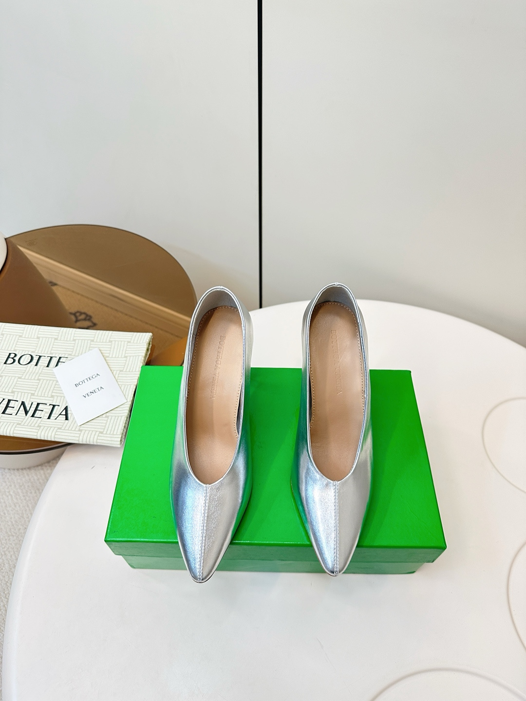 NO:627865,BV｜Bottega Veneta 25 new Internet celebrity high-heeled granny shoes 2025 BV is hot this year. Every style is full of design. Don’t miss these woven shoes. BV classic woven style, very fashionable, very strong on the feet, you don’t want to take them off at all. It goes well with trousers, shorts, and skirts. The upper is waxed cowhide, and the lining is water-dyed brown cowhide. The outsole is Italian injection molded leather.  size 35-40 (can be customized to 40.41.42), high heels, bottega veneta, bottega veneta, high heels, skirts, shorts, cowhide, Leather soles19860909BV｜葆蝶家25新品网红高跟奶奶鞋 2025 BV今年大热每一款都设计感满满,这款编织鞋一定不要错过 bv经典编织风格、非常时尚、脚感非常强,完全不想脱掉,搭配长裤、短裤、裙子都OK 鞋面油蜡牛皮 内里水染咖色牛皮里 大底意大利注塑真皮大底, size35-40（可定做40.41.42）,高跟鞋单鞋,bottega veneta,bottega veneta,high heels,skirts,shorts,cowhide,Leather soles,Women's Shoes