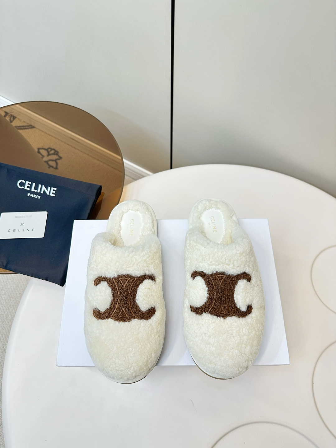 NO:627872,celine｜Celine's latest 25 spring and summer Arc de Triomphe wool half-slippers. There are many celebrity internet celebrities. It is hard to find one shoe at the counter. Classic and timeless shoe shape. Simple design. Highly recognizable brand tone. Fabric: lambswool + 3D embroidered Arc de Triomphe logo. Wool lining. EVA rubber foam sole. Size35-40, half-shoes, celine19860909celine｜思琳家25春夏最新款凯旋门羊毛半拖 超多明星网红种草 专柜一鞋难求 经典永不过时的鞋型 简约的设计 极具辨识度的品牌调性 面料羊羔毛+3D刺绣凯旋门logo 内里羊毛里 EVA橡胶发泡鞋底 Size35-40,半拖毛毛鞋,celine,Women's Shoes