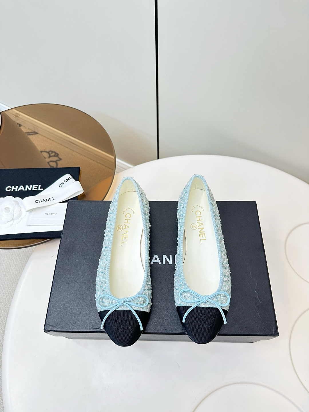 NO:627858,Chanel｜Chanel 25P Fashionable Ballerina Bow Classic Style This is Chanel’s most classic style and has never fallen out of fashion!  Basic single shoe style, with a slender and elegant shape, a small round toe, and a lace bow embellishment at the top, simple and elegant!  1CM small flat heel, very comfortable on the foot, no burden. Material upper: sheepskin/patent leather/deerskin, lining sheepskin, outsole, Italian thickened genuine leather sole, Size 35-40 (34.40.41.42 customized, non-returnable), ballet shoes, chanel, chanel, sheepskin19860909Chanel｜香奈儿25P 时尚芭蕾舞蝴蝶结 经典款 这是香奈儿最经典的款式,从未跌落时尚的舞台！ 基础单鞋样式,鞋型修长秀气,小巧的圆形鞋头,顶端一枚系绳蝴蝶结点缀,简简单单优雅十足！1CM的小平跟,上脚特别舒服,没有负担 面料鞋面羊皮/漆皮/鹿皮 内里内里羊皮 大底意大利加厚真皮底 Size35-40（34.40.41.42定制不退换）,芭蕾舞鞋,chanel,chanel,sheepskin,Women's Shoes