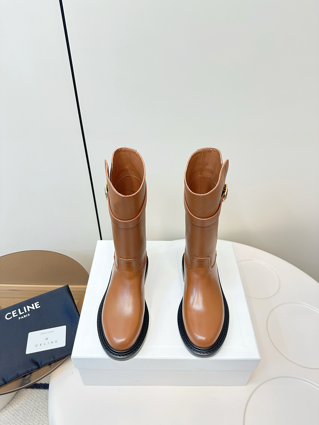 NO:627831,Celine｜Celine Yang Mi's same style slip-on knight boots, 12-inch mid-calf high version, are very popular among many Internet celebrity bloggers this season. The small round toe of the perfect shoe last is very in place, the lines are smooth and the shape is correct. The neat craftsmanship and stitching are super texture ~ the upper foot is very slim, taller, versatile, and fashionable to wear!  The comfort is super good. The upper is made of calfskin. The foot pads are water-dyed cowhide. The heel height is 3cm. The outsole is original molded rubber sole!  Size 35-39 (customized size 40.41) Packaging celine original full set of packaging, boots, celine, boots, cowhide19860909Celine｜塞琳杨幂同款一脚蹬骑士靴 12寸中筒 高版本当季深受众多网红博主热捧,完美精修鞋楦小圆头,非常到位,线条流畅版型正 ,整齐工艺车线超有质感～上脚非常显瘦,增高,百搭,时髦穿搭！ 舒适度超极好 鞋面小牛皮面料 垫脚水染牛皮里 跟高3cm 大底原版开模橡胶底！ 码数35-39(40.41码定做) 包装celine原版全套包装,靴子,celine,boots,cowhide,Women's Shoes