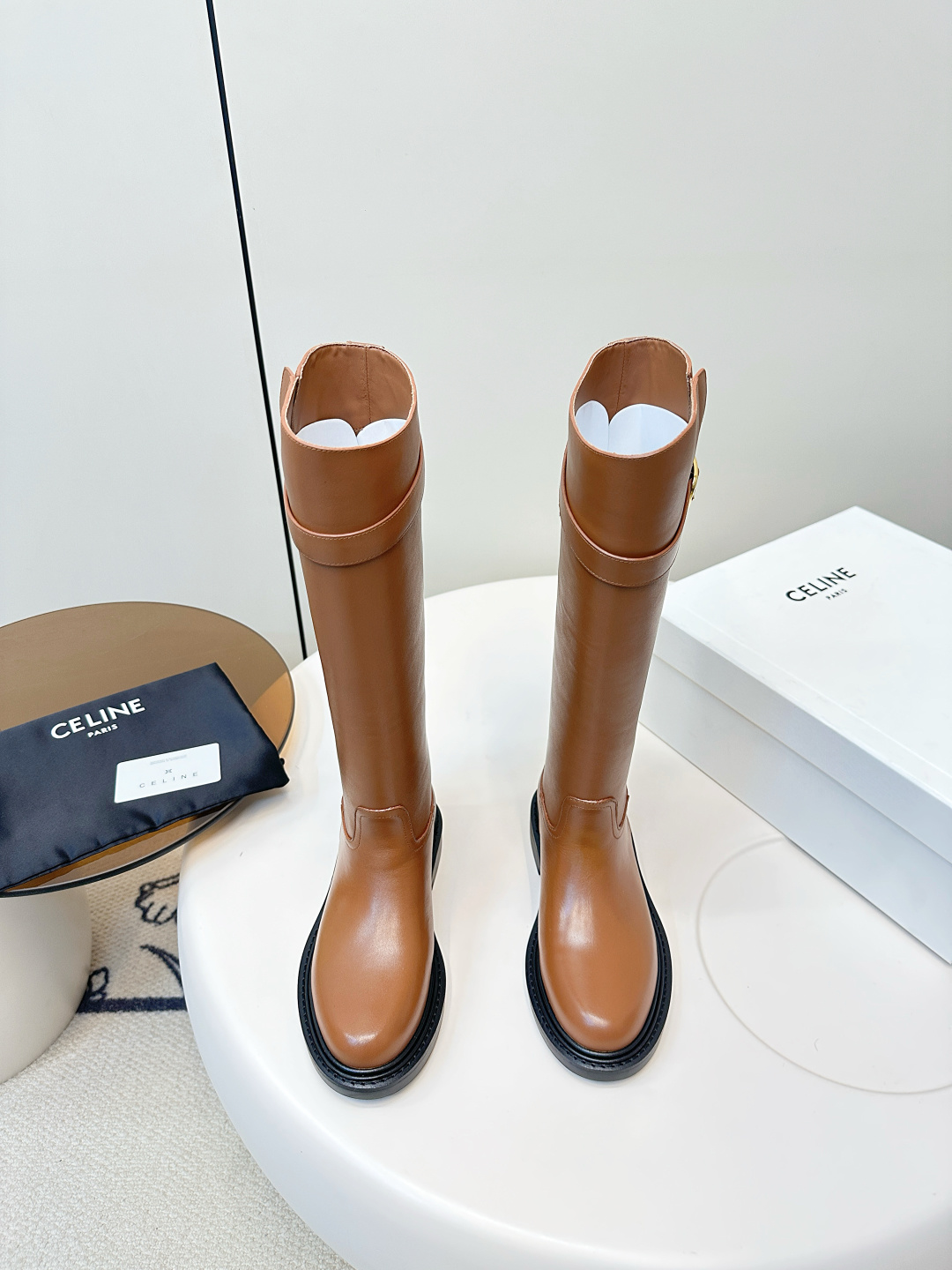 NO:627838,Celine｜Celine Yang Mi's same style of slip-on knight boots, 16-inch high boots. The high version is very popular among many Internet celebrity bloggers this season. The perfect round toe of the shoe last is very in place, the lines are smooth and the shape is correct. The neat craftsmanship and stitching are super texture. The upper foot is very slim, taller, versatile, and fashionable to wear!  The comfort is super good. The upper is made of calfskin. The foot pads are water-dyed cowhide. The heel height is 3cm. The outsole is original molded rubber sole!  Size 35-39 (customized size 40.41) Packaging celine original full set of packaging, boots, celine, boots, cowhide19860909Celine｜塞琳杨幂同款一脚蹬骑士靴 16寸高靴 高版本当季深受众多网红博主热捧,完美精修鞋楦小圆头,非常到位,线条流畅版型正 ,整齐工艺车线超有质感～上脚非常显瘦,增高,百搭,时髦穿搭！ 舒适度超极好 鞋面小牛皮面料 垫脚水染牛皮里 跟高3cm 大底原版开模橡胶底！ 码数35-39(40.41码定做) 包装celine原版全套包装,靴子,celine,boots,cowhide,Women's Shoes