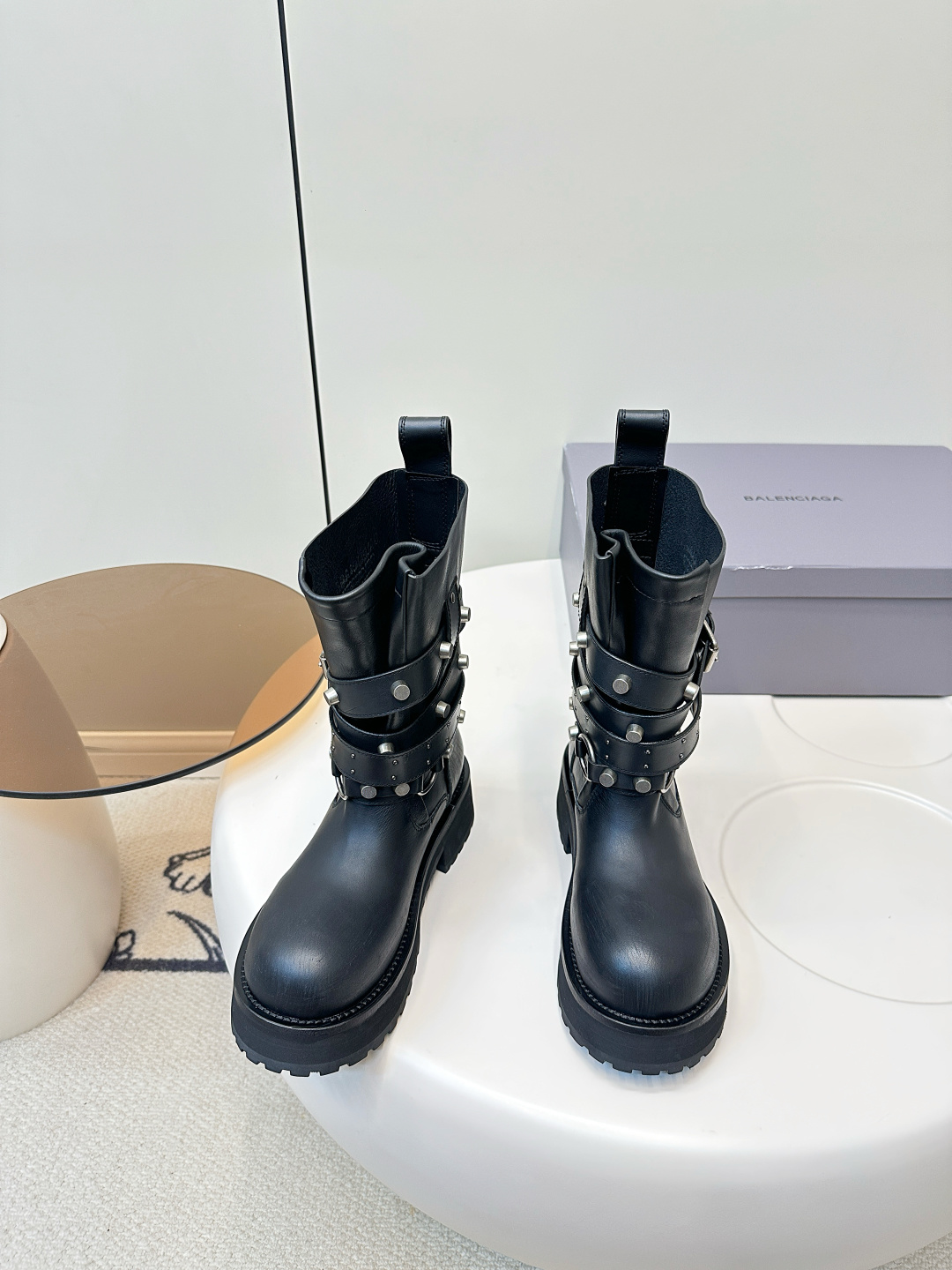 NO:627824,Balenciaga｜Balenciaga Venom Boots Retro Couple Motorcycle Boots Battle Damaged Boots (Men’s Size) The coolest Venom boots in 25 years are here!  Dark functional style!  Go out and hit the streets with a bang. Original factory data - original 1:1 restored details. The design of the Venom boots is highly recognizable, with neat lines and metal buckles. Every detail demonstrates Balenciaga's avant-garde attitude. The leather is of high quality, the luster is restrained but luxurious, and the foot feel is both comfortable and stylish.  Whether paired with slim jeans to show off the coolness of the street, or with a personalized skirt to create a different spark, it can be easily held. Wear it, and you will be the most eye-catching presence on the street, perfectly interpreting your fashion attitude. The fabric is customized matte natural calfskin/distressed craftsmanship. The lining is customized mid-gloss cowhide. The hardware is customized pure copper matte silver brushed distressed version. Outsole 3-layer combination-genuine leather welt/rebound wear-resistant velvet/tire rubber outsole  Size women's 35-39 (40 is set) men's 40-45 (46 is set), boots, balenciaga, balenciaga, boots, skirts, jeans, cowhide19860909Balenciaga｜巴黎世家毒液靴 复古情侣款机车靴 战损靴（男码） 25年最酷的毒液靴来咯！ 暗黑机能风！出门炸街气场爆表 原厂数据-原版1:1还原细节 毒液靴的设计极具辨识度,利落的线条搭配金属扣饰,每一处细节都彰显着Balenciaga的前卫态度.皮革质感上乘,光泽内敛却又奢华尽显,脚感更是舒适与格调并存. 无论是搭配修身牛仔裤展现街头酷感,还是与个性裙装碰撞出别样火花,它都能轻松hold住.穿上它,你就是街头最吸睛的存在,将时尚态度完美诠释 面料定制哑光自然摔小牛皮/做旧破坏工艺效果 内里定制中光牛皮 五金定制纯铜哑银色拉丝做旧版本 大底3层组合-真皮沿条/回弹耐磨绒/轮胎橡胶外底 码数女35-39（40定）男40-45（46定）,靴子,balenciaga,balenciaga,boots,skirts,jeans,cowhide,Women's Shoes