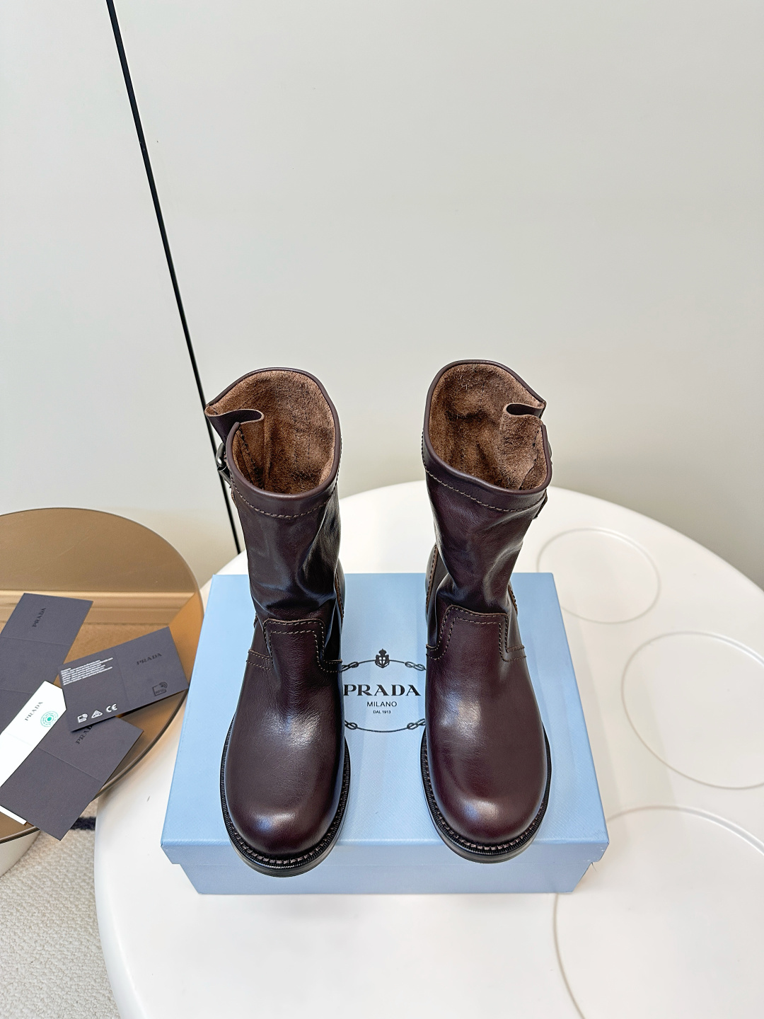 NO:594408,Prada｜Prada 25 new autumn and winter products Wrinkled boots Motorcycle boots short boots PRADA Rider short boots｜'Savage growth' Crushing exquisite routines Oil-waxed leather kneads wrinkle ambition Metal buckles lock the 'anti-refined' rebellion The loose boots are deliberately lazy High-end can be wild Looseness is the most fashionable hidden weapon The upper is made of soft calfskin with natural wrinkles!  Very retro lining, cowhide lining, foot cowhide, Italian genuine leather injection molded combination outsole size 35-40 (customized at 40.41), boots, prada, prada, boots, cowhide19860909Prada｜普拉达25秋冬新品 皱皱靴 机车靴短靴 PRADA 骑士短靴｜「野蛮生长」 碾碎精致套路 油蜡皮揉出褶皱野心 金属扣锁住「反精致」的叛逆 靴筒松垮是故意的慵懒 高级可以很野 松弛才是最狠的时髦暗器 鞋面采用植柔小牛皮,自然褶皱！非常复古 内里 牛皮内里,垫脚牛皮 意大利真皮注塑组合大底 size35-40（40.41订做）,靴子,prada,prada,boots,cowhide,Women's Shoes