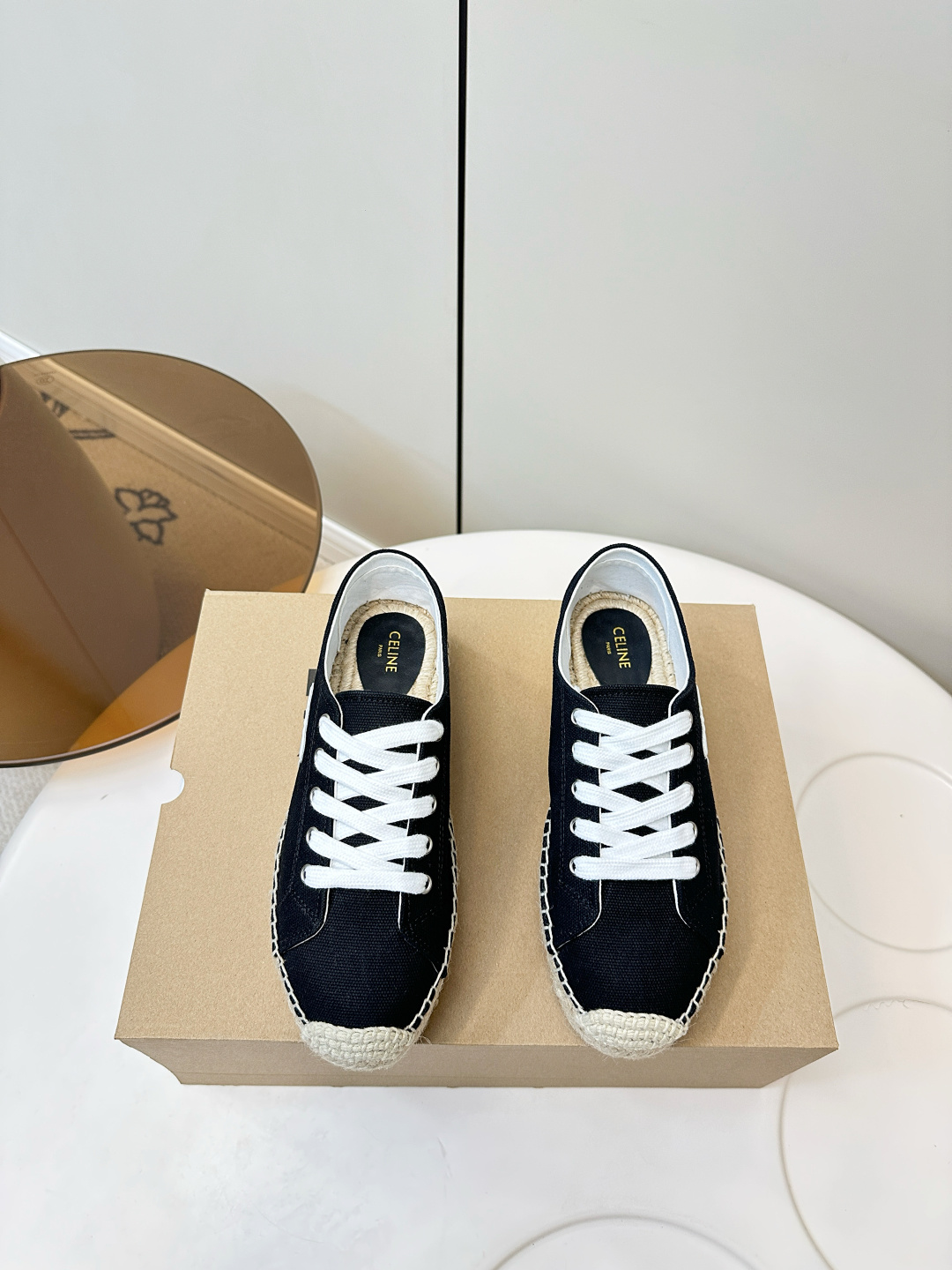 NO:627851,celine | Celine's 25 latest Arc de Triomphe thick-soled fisherman's shoes. There are many celebrity Internet celebrities. It is hard to find one shoe in the counter. Classic shoe shape that never goes out of style. Simple design. Highly recognizable brand tone. Canvas fabric + Arc de Triomphe cowhide logo. Rope braided outsole with rubber sole. Size35-40, casual shoes/sports shoes, celine, sneakers, espadrilles, cowhide19860909celine｜思琳家25最新款凯旋门厚底渔夫鞋 超多明星网红种草 专柜一鞋难求 经典永不过时的鞋型 简约的设计 极具辨识度的品牌调性 帆布面料+凯旋门牛皮logo 麻绳编织大底搭配橡胶鞋底 Size35-40,休闲鞋/运动鞋,celine,sneakers,espadrilles,cowhide,Women's Shoes