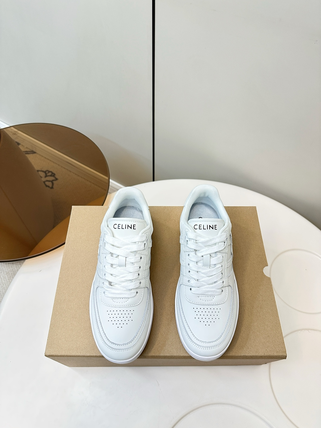 NO:627786,CELINE 25ss Celine's new thick-soled bread white shoes, thin sole (thick sole), hot launch of new color matching version, overall design is simple and classic color matching, the kind that you can close your eyes when entering CELINE HOMME CELINE's new TRAINER series interprets street pace CELINE Celine's new iconic CELINE Arc de Triomphe logo embroidery pattern decoration, fabric calfskin splicing, inner breathable mesh outsole original rubber outsole  Size 35-40 (40, 41 customized), casual shoes/sports shoes, celine, sneakers, cowhide19860909CELINE 25ss思琳新款厚底面包小白鞋 薄底（厚底） 火爆推出新的配色版型 整体设计简约和经典配色 可以闭眼入的那种CELINE HOMME CELINE全新TRAINER系列 诠释街头步调CELINE思琳全新 标志性CELINE 凯旋门标志刺绣图案装饰 面料小牛皮拼接 内里透气网 大底原版橡胶大底 码数35-40（40、41订做）,休闲鞋/运动鞋,celine,sneakers,cowhide,Women's Shoes