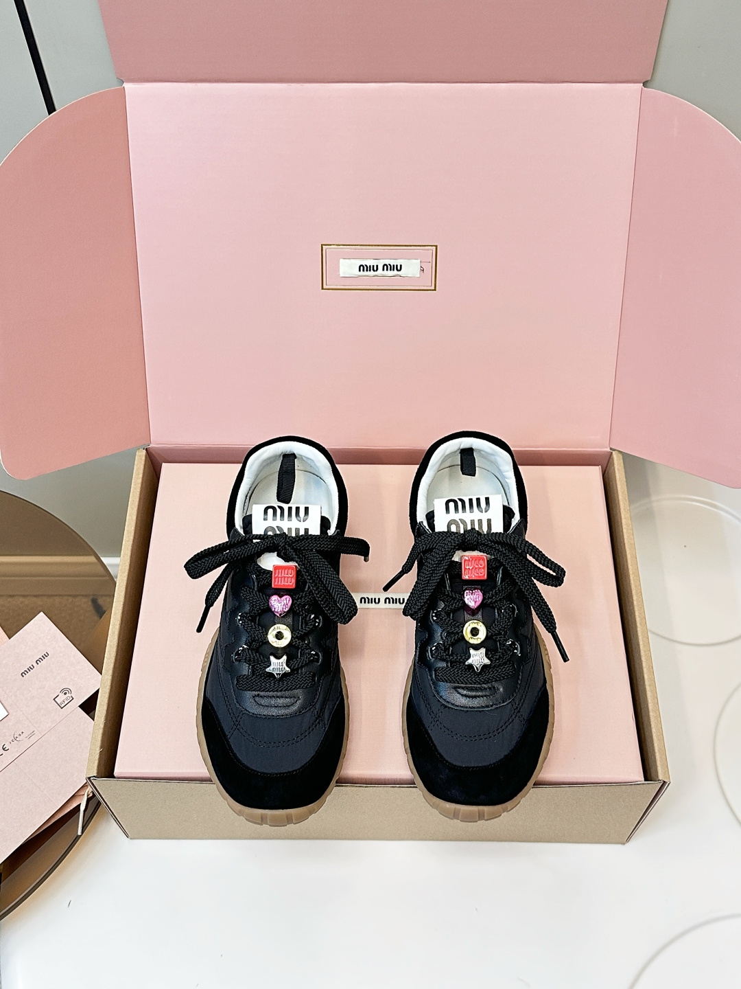 NO:627794,Top version (airplane box set) Miu Miu 25ss Spring and summer new catwalk MiuMiu moral training casual shoes Show craftsmanship from Miu Miu series details close-up New season trend elements Collide with the beloved concept of the moment, multi-faceted, convey modern style ~ Look good no matter how you wear it This summer's fashionista favorite Fabric suede/nylon mesh Lined sheepskin outsole Original molded TPU rubber sole  Size 35-40 (40, 41 customized) Original packaging, casual shoes/sports shoes, miumiu, sneakers, sheepskin19860909顶级版本（飞机盒套装） Miu Miu 25ss 春夏新款走秀MiuMiu 德训 休闲鞋 秀场工艺来自Miu Miu系列的细节特写 新季的潮流要素 与此刻挚爱的概念,多元对撞,传达现代风格~ 怎么穿都好看今夏时髦精最爱 面料反绒皮/尼龙网布 内里羊皮 大底原版开模TPU橡胶鞋底 码数35-40（40、41订做） 原版包装,休闲鞋/运动鞋,miumiu,sneakers,sheepskin,Women's Shoes