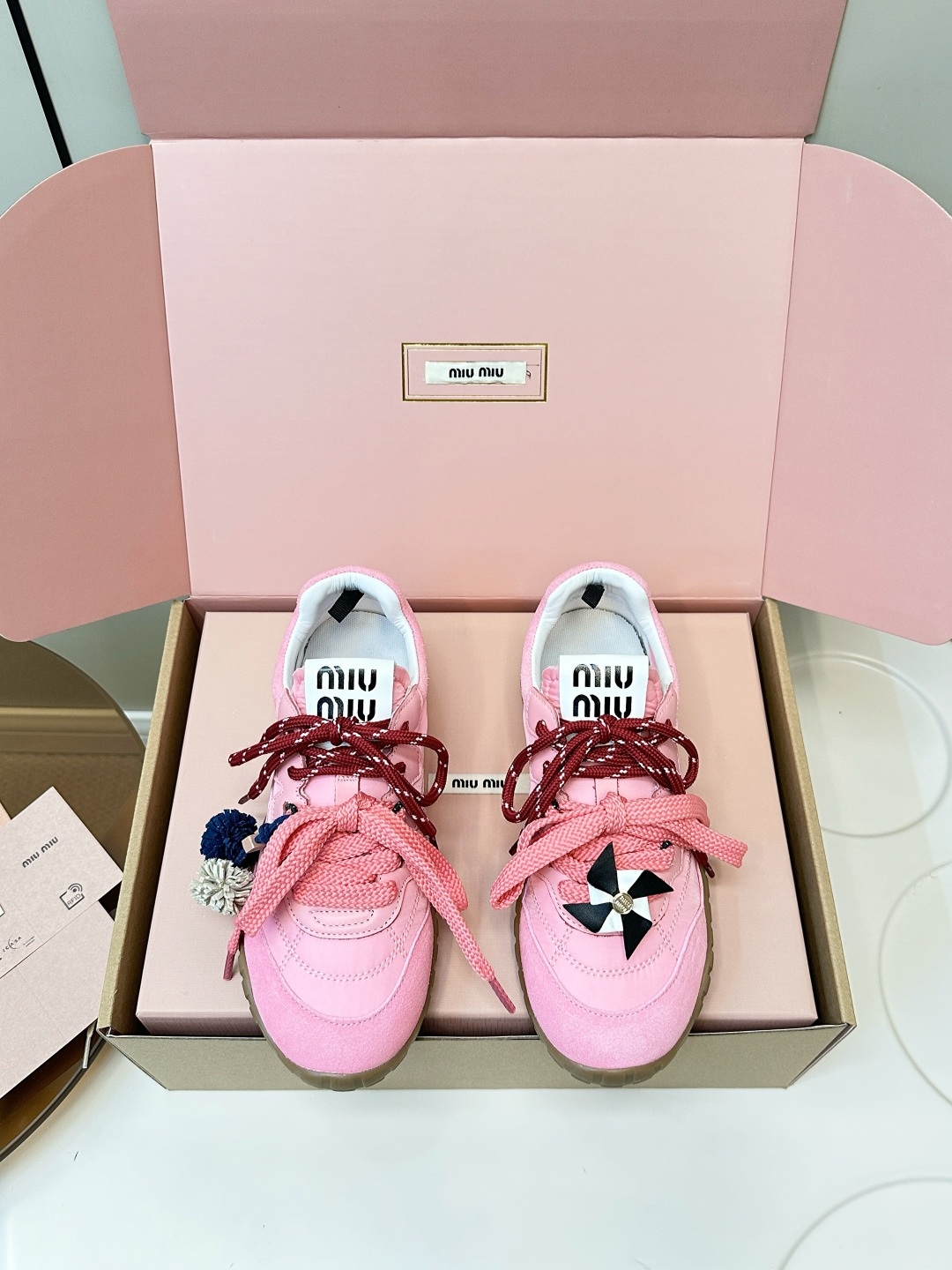 NO:627802,Top version (airplane box set + original fasteners) Miu Miu 25ss spring and summer new catwalk MiuMiu moral training casual shoes Show craftsmanship from Miu Miu series details close-up New season's trend elements Collide with the beloved concept of the moment, multi-faceted, convey modern style~ Look good no matter how you wear it This summer's fashionista's favorite Fabric suede/nylon mesh Lined sheepskin outsole Original open-molded TPU rubber sole  Size 35-40 (40, 41 customized) original packaging, casual shoes/sports shoes, miumiu, sneakers, sheepskin19860909顶级版本（飞机盒套装+原版扣件） Miu Miu 25ss 春夏新款走秀MiuMiu 德训 休闲鞋 秀场工艺来自Miu Miu系列的细节特写 新季的潮流要素 与此刻挚爱的概念,多元对撞,传达现代风格~ 怎么穿都好看今夏时髦精最爱 面料反绒皮/尼龙网布 内里羊皮 大底原版开模TPU橡胶鞋底 码数35-40（40、41订做） 原版包装,休闲鞋/运动鞋,miumiu,sneakers,sheepskin,Women's Shoes