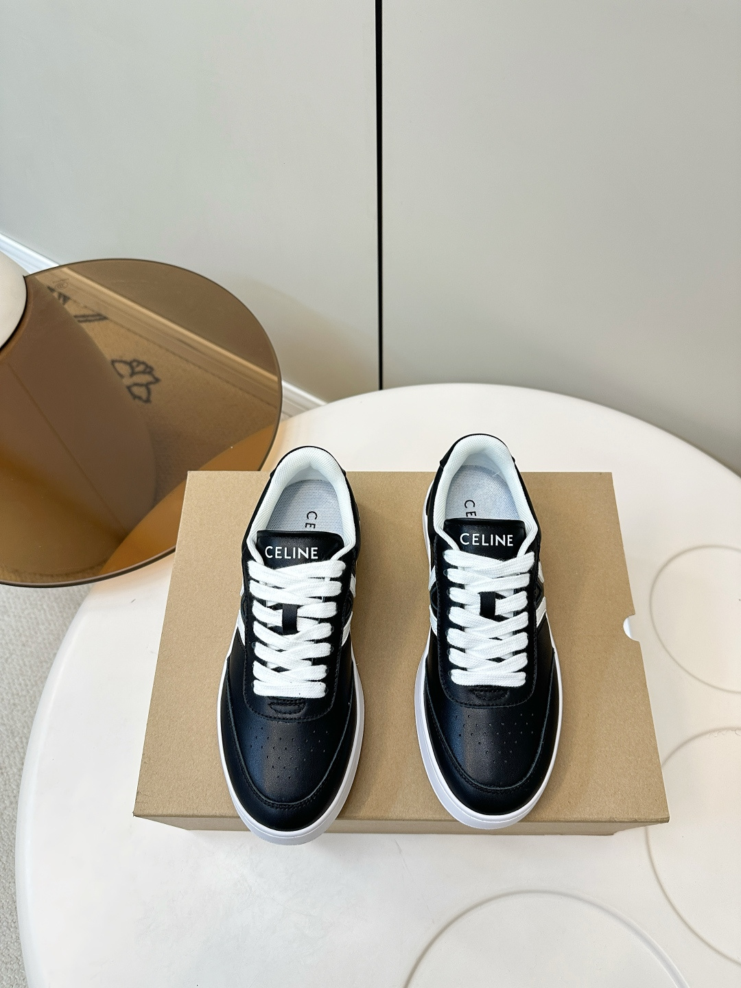 NO:627810,CELINE's 25 new casual and fashionable white shoes, thin soles and thick soles 290. This season's sports white shoes are refreshing in terms of the splicing of last-shaped outline partitions, echoing the brand LOGO on the front and rear, and the obvious Celine letter embellishment on the outsole, all highlighting the brand elements. The upper is soft grained cowhide, and the private mold rubber outsole is 2cm, 6cm  Size 35-40 (40.41 customized), casual shoes/sports shoes, celine, sneakers, cowhide19860909CELINE（赛林）25新品休闲时尚小白鞋薄底 厚底290 这一季运动小白鞋无论从楦型的轮廓隔板的拼接都让人耳目一新、前后品牌LOGO相呼应、大底边位明显Celine字母点缀、无不彰显品牌元素、 鞋面柔软粒面牛皮、 私模橡胶大底 2cm 、6cm 码数35-40（40.41订做）,休闲鞋/运动鞋,celine,sneakers,cowhide,Women's Shoes