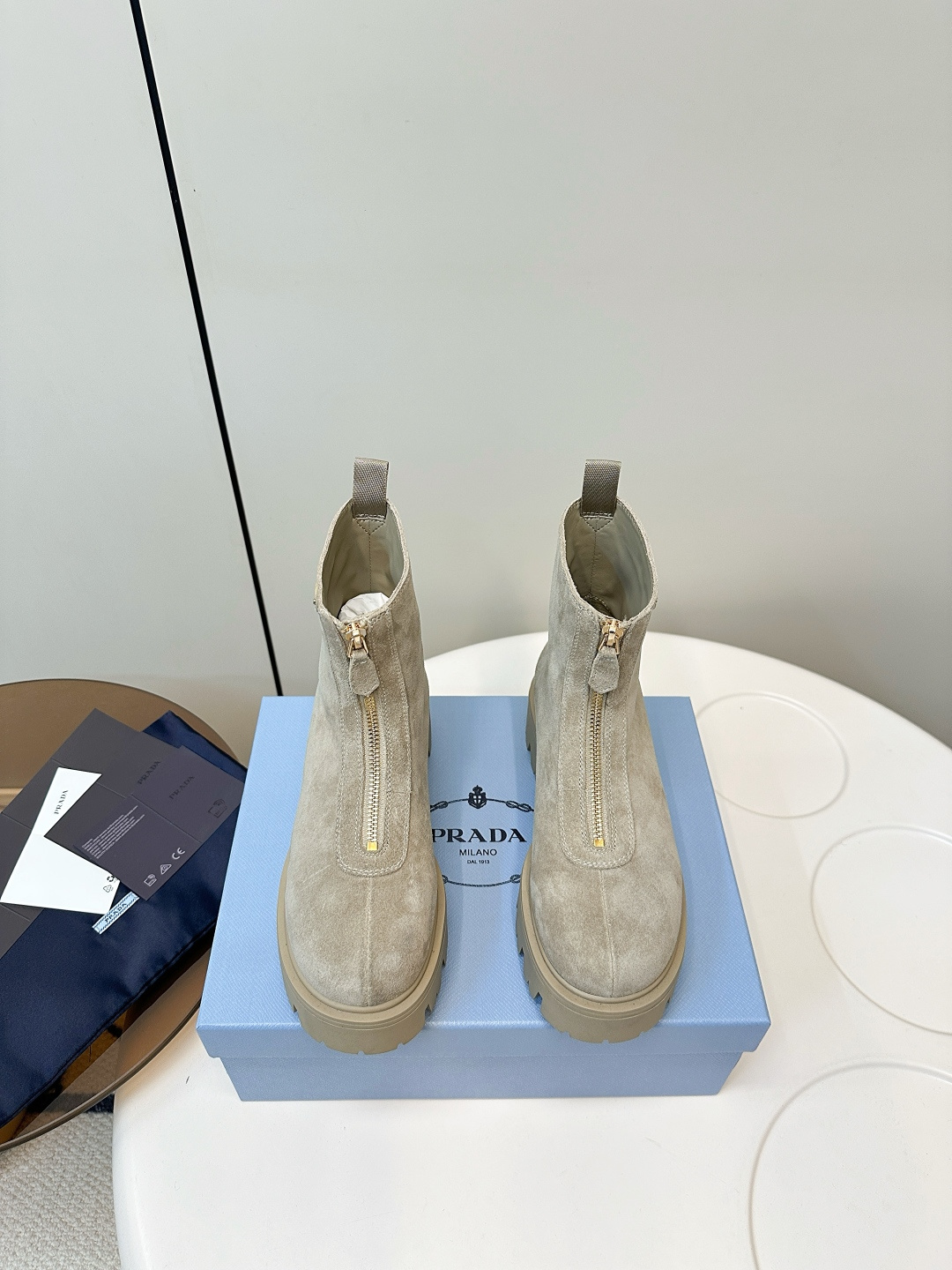 NO:627823,PRADA｜Prada Retro Modern Zipper Short Boots. The retro charm is about to emerge. It is an eternal classic in the changing trends. It finds the perfect balance between simplicity and personality. Walking on the street, you can easily say goodbye to the awkward style. Whether paired with the casual atmosphere of wide-leg pants or the playful elegance of short skirts, they can complement each other. The fabric is high mercerized cow suede. Sheep leather lining. Original open-molded rubber sole.  Size 35-40 (40.41 customized), boots, prada, prada, boots, skirts, sheepskin19860909PRADA｜普拉达复古摩登拉链短靴 复古韵味呼之欲出 是潮流更迭中永恒的经典,在简约与个性间寻得完美平衡 走在街头,轻松告别撞款尴尬, 无论搭配阔腿裤的随性大气 还是短裙的俏皮优雅 都能相得益彰 面料高丝光牛反绒 内里绵羊皮 原版开模橡胶底 码数35-40（40.41订做）,靴子,prada,prada,boots,skirts,sheepskin,Women's Shoes