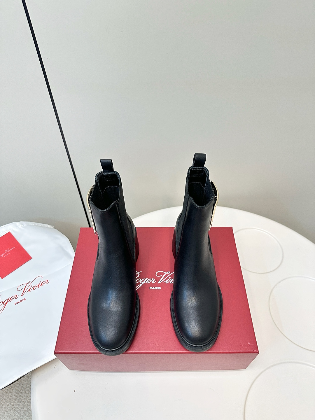 NO:512450,RogerVivier RV25 autumn and winter new diamond buckle Chelsea thick-heeled boots are unparalleled - super easy to wear. RV boots are super popular this year and are very comfortable to wear. All-match short boots!  Who else can I do in autumn and winter? It’s so big that my legs are thin!  Paired with jeans, short skirts and dresses, super British classic short boots, original custom soft cow patent leather/calfskin, inner goatskin inland, original hardware custom Swarovski diamond buckle/copper buckle, large sole original open mold rubber foam sole, heel height 6cm, size 35-40 (40, 41 customized), boots, roger vivier, swarovski, boots, skirts, jeans, cowhide, sheepskin19860909RogerVivier RV25秋冬新款钻扣 切尔西 粗跟短靴 美得无与伦比——超好穿 今年RV短靴超火 上脚非常舒适 百搭短靴！秋冬爆款舍我其谁 巨显腿细！ 搭配牛仔裤 短裙、连衣裙都可以 超英伦经典短靴 鞋面原版定制软牛漆皮/小牛皮 内里山羊皮内陆 五金原版定制施华洛世奇钻扣/铜扣 大底原版开模橡胶发泡底 跟高6cm 码数35-40（40、41订做）,靴子,roger vivier,swarovski,boots,skirts,jeans,cowhide,sheepskin,Women's Shoes