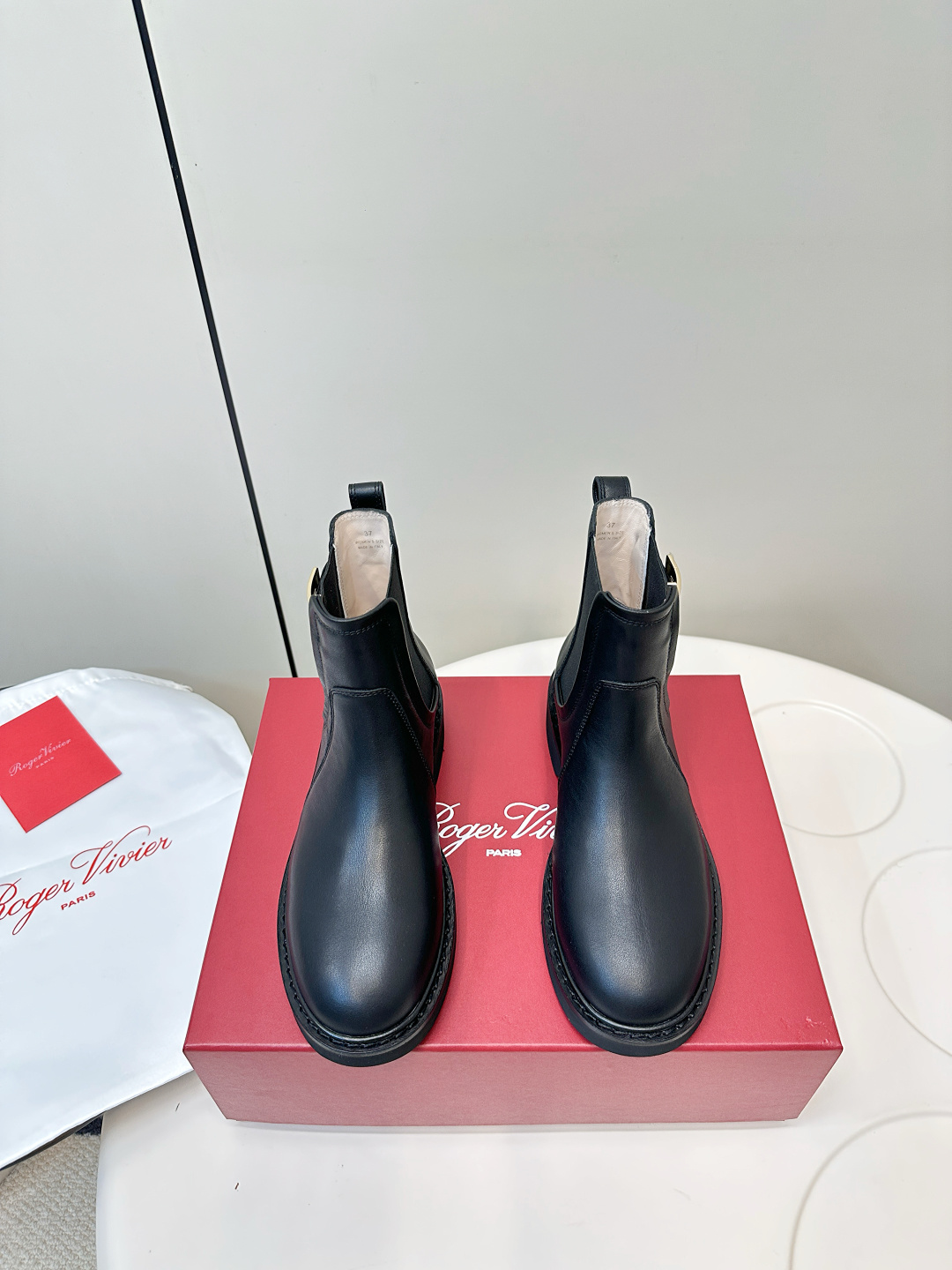 NO:512453,RogerVivier RV25 new autumn and winter diamond buckle Chelsea boots are unparalleled - super easy to wear. RV boots are super popular this year and are very comfortable to wear. All-match short boots!  Who else can I do in autumn and winter? It’s so big that my legs are thin!  Paired with jeans, short skirts and dresses, super British classic short boots, original custom soft cow patent leather/calfskin, inner goatskin inland, original custom Swarovski diamond buckle/copper buckle, outsole original wear-resistant rubber sole, heel height 3cm, size 35-40 (40, 41 custom made), boots, roger vivier, swarovski, boots, skirts, jeans, cowhide, sheepskin19860909RogerVivier RV25秋冬新款钻扣 切尔西 短靴 美得无与伦比——超好穿 今年RV短靴超火 上脚非常舒适 百搭短靴！秋冬爆款舍我其谁 巨显腿细！ 搭配牛仔裤 短裙、连衣裙都可以 超英伦经典短靴 鞋面原版定制软牛漆皮/小牛皮 内里山羊皮内陆 五金原版定制施华洛世奇钻扣/铜扣 大底原版耐磨绒橡胶底 跟高3cm 码数35-40（40、41订做）,靴子,roger vivier,swarovski,boots,skirts,jeans,cowhide,sheepskin,Women's Shoes