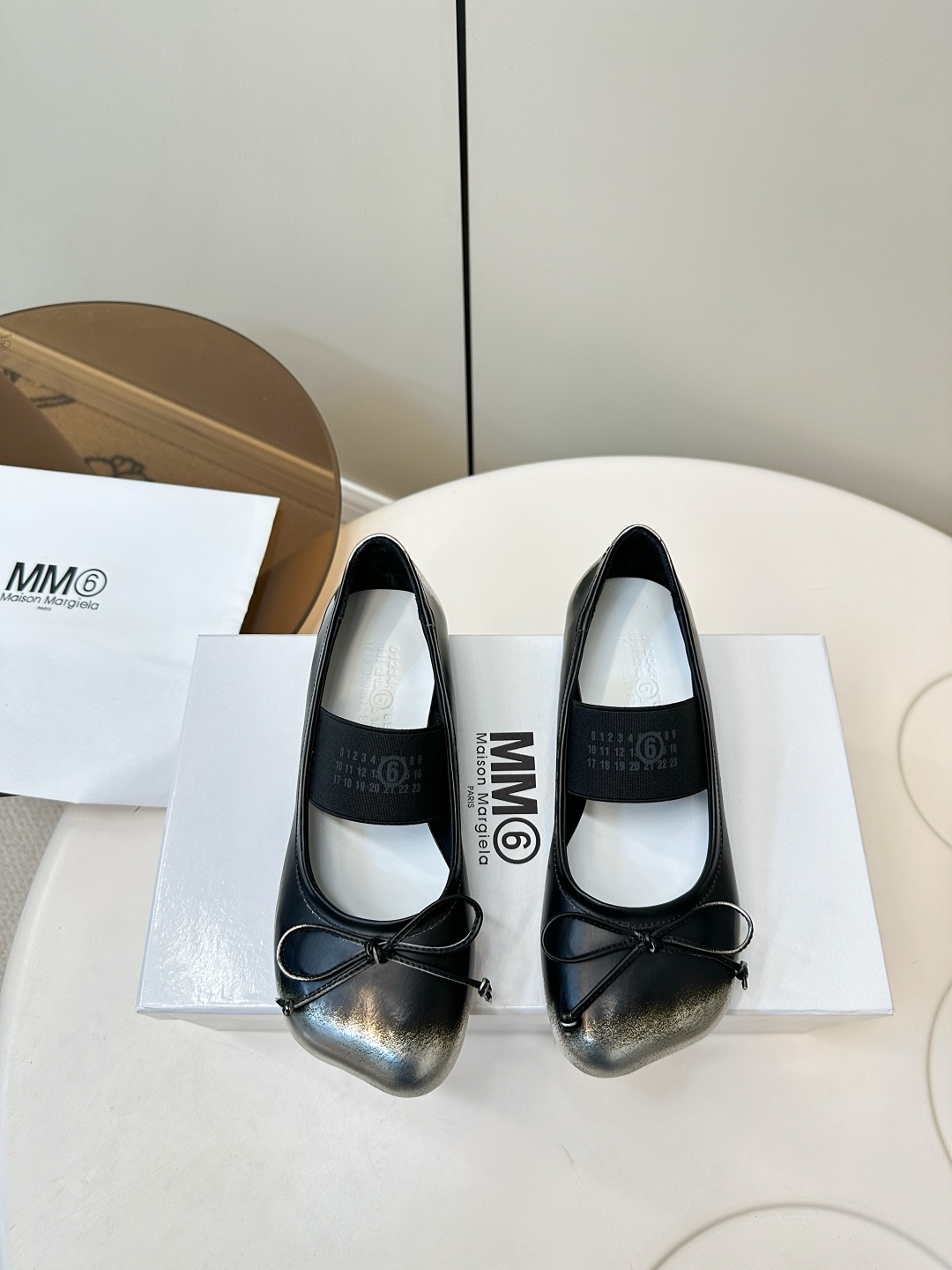 MM6 Maison Margiela Ballerines à Bout Pomme Automne/Hiver, Cuir Noir