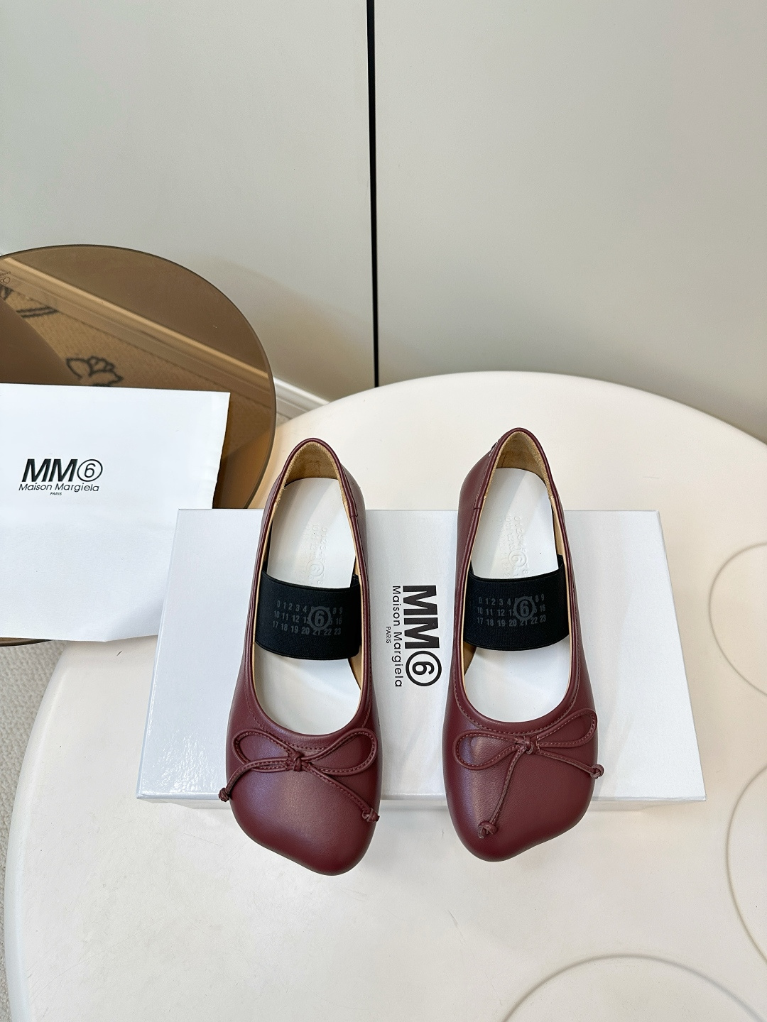 NO:627801,Maison Margiela MM625 autumn and winter apple-toe ballet shoes Maison Margie*Margiela|Apple-toe ballet shoes Margiela split-toe shoes have been pushed into the spotlight again. Xiaohongshu posted one after another!  A must-have for sexy and cool girls. Stir-fried chicken looks good on your feet. You can feel free to wear it and you will be the most unique existence in that group. Fabric cowhide/color-brushed open edge beads. Cowhide lining. Original molded heel. Genuine leather outsole imported from Italy. Heel: 1cm. Number of yards: 35-40 (40 custom made, non-returnable and non-exchangeable). Single ballet shoes, masion margiela, masion margiela, cowhide, Leather soles19860909Maison Margiela MM625秋冬苹果头芭蕾舞鞋 Maison Margie*马吉拉|苹果头芭蕾舞单鞋 马吉拉分趾鞋又被推到风口啦 小红书发一个爆一个！性感酷辣女孩必备 上脚炒鸡好看 大家放心冲穿上它你就是那个人群中最独特的存在 面料牛皮/擦色开边珠 内里牛皮 原版开模鞋跟 意大利进口真皮大底 鞋跟: 1cm 码数:35-40（40订做不退不换）,单鞋芭蕾舞鞋,masion margiela,masion margiela,cowhide,Leather soles,Women's Shoes