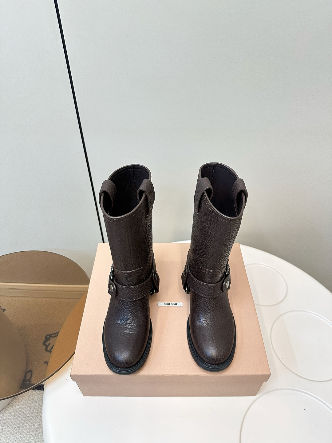 NO:594432,MIUMIU｜Miu Miu's new heavy-duty motorcycle boots for autumn and winter, Martin boots, are one of the most worth-buying boots this year!  There are so many internet celebrities on their feet. Miumiu is really cool this autumn and winter. It is a limited edition for autumn and winter. It is very difficult to buy in the counter. It looks very hard, but it is actually very soft and easy to wear!  The feet feel great!  The boots are wide, no matter whether your legs are thick or thin, you can wear them with a loose feeling and make your legs look very straight!  !  Fabric: Elephant leather, cowhide lining Outsole: Original molded rubber sole Size 35-40 (40 customized, non-refundable, boots, miumiu, boots, cowhide19860909MIUMIU｜缪缪秋冬新品重工机车短靴 马丁靴 今年最值得入手的靴子 没有之一！超多网红明星上脚 miumiu今年秋冬确实泰酷辣 秋冬限定款 专柜非常难买 看着很硬的样子 其实非常软巨好穿！脚感超赞！ 靴筒宽大 不管腿粗腿细 都能穿出宽松感而且非常显腿直！！ 面料:大象皮 内里牛皮 大底:原版开模橡胶底 码数35-40（40定制不退换,靴子,miumiu,boots,cowhide,Women's Shoes