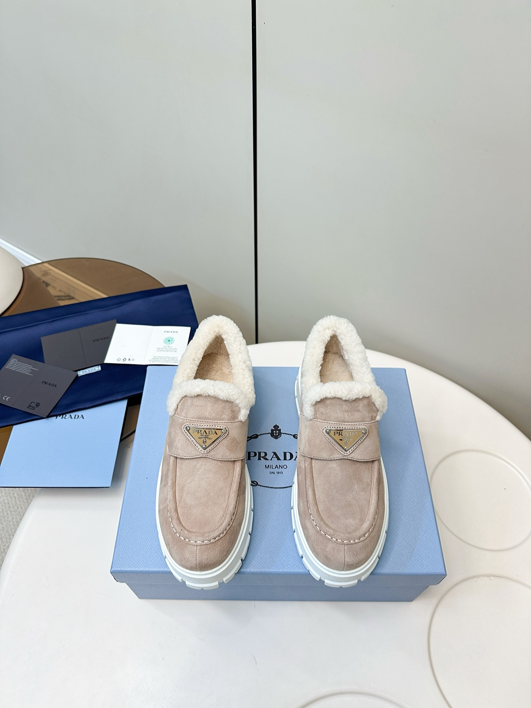 NO:627772,Top version (counter airplane box) PRADA｜Prada triangle logo thick-soled lambswool loafers. Original purchasing agent level. Thick soles with wool but not bloated at all. The tongue has an elastic design. It has a strong sense of wrapping. It won’t feel empty and air leaking when worn. It can better modify the shape of the feet. The small rubber outsole is non-slip and wear-resistant. You don’t have to worry about weight. The feet are very comfortable. You won’t feel tired after walking all day. Both colors are super good-looking on your feet.  Warm, wearable and good-looking Loaf. Material and craftsmanship. Original suede fabric. French-coated metal triangle logo. Lambswool tongue and lining. Logo letters on the back. TPU debossed sole size 35-40, loafers, prada, prada, loafers, chamois leather19860909顶级版本（专柜飞机盒） PRADA｜普拉达三角标厚底羊羔毛乐福鞋 原版购入代购级别 厚底加羊毛却一点都不会显臃肿鞋舌做弹力设计 包裹感很强 穿上不会感觉空空的漏风 更能修饰脚型,显脚小橡胶大底防滑耐磨 不用担心自重问题 上脚很舒服,暴走一天都不累脚两个颜色上脚都超好看 送温暖的好穿好看乐福 材质与工艺 原版麂皮革面料 涂法琅金属三角形徽标 羊羔毛鞋舌与衬里 后帮饰logo字母 TPU凹纹鞋底 size35-40,乐福鞋毛毛鞋,prada,prada,loafers,chamois leather,Women's Shoes