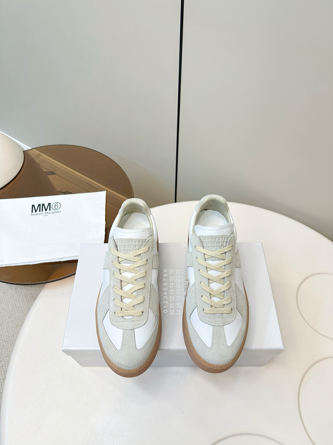 NO:627748,MM6｜Margiela 25 new biscuit shoes, moral training casual shoes, thick-soled fashionable casual breathable sports shoes, very versatile on the foot, and very comfortable with the foot. This German training shoe continues the classic T-shaped leather splicing design and is extremely comfortable!  A pair of moral training shoes with outstanding appearance. Made of cowhide/suede stitching. Sheepskin lining. Original molded rubber sole. Size 35-40 (40.41 custom-made and non-refundable). Casual shoes/sports shoes, masion margiela, masion margiela, sneakers, cowhide, sheepskin.19860909MM6｜马吉拉25新款饼干鞋德训休闲鞋 厚底时尚休闲透气运动鞋 上脚很百搭哦,也很随脚舒适,这一款德国训练鞋延续了经典的T形真皮拼接设计 舒适度极高！颜值爆表的一款德训鞋 面料牛皮/翻毛皮拼接 内里羊皮里 原版开模橡胶底 size35-40（40.41订做不退换）,休闲鞋/运动鞋,masion margiela,masion margiela,sneakers,cowhide,sheepskin,Women's Shoes