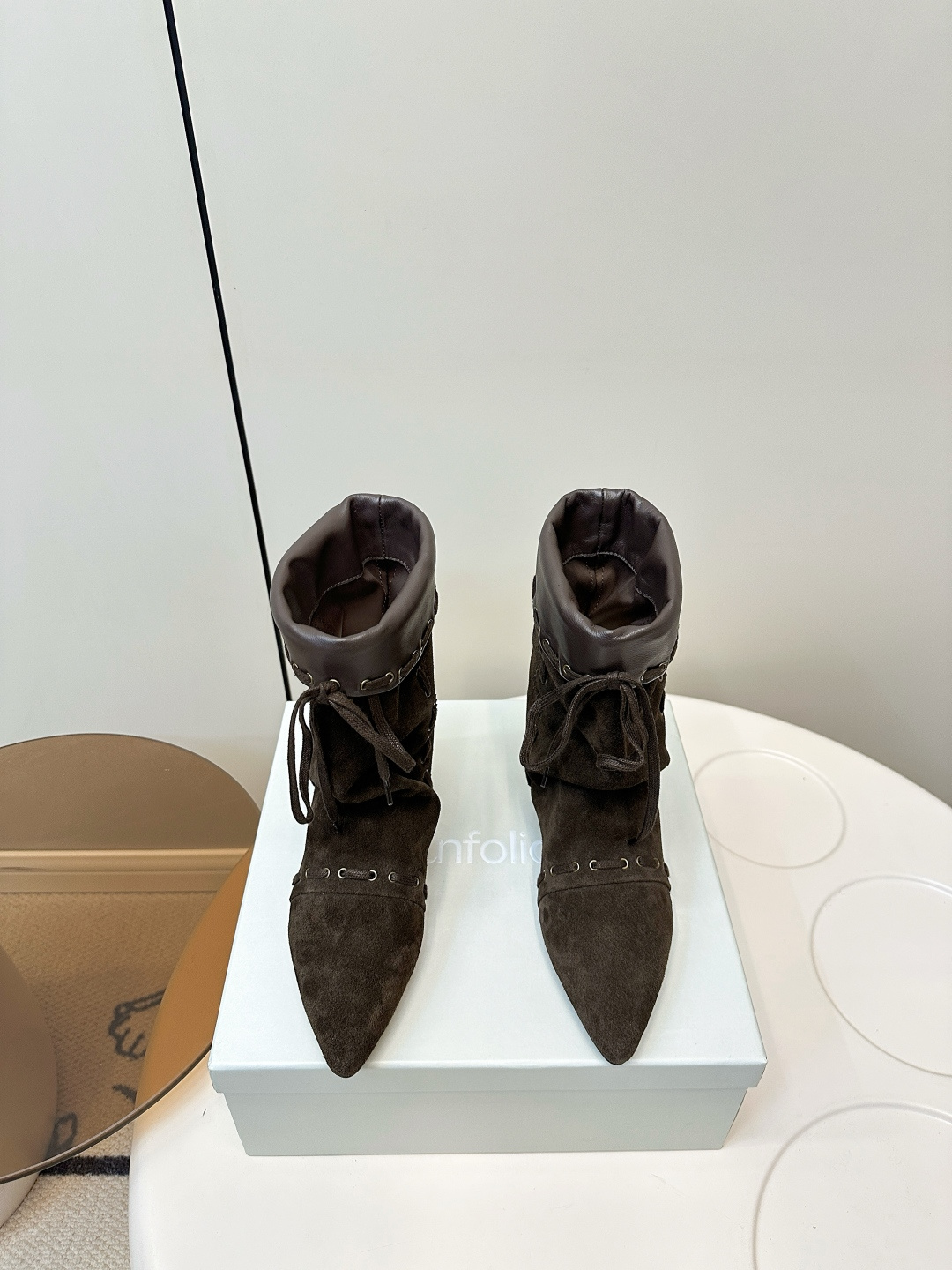 NO:627740,unfolio haute couture fashionable pointed-toe Thai style boots!  A pair of beautiful pointed toe pile boots. Autumn is about to begin. They are must-have boots for beauties in early autumn. They are also very comfortable on the feet. They go great with windbreakers and jeans. You will look fashionable when you wear them!   A must-have for Internet celebrities, it can increase the inner height by 3cm. It is a perfect leg slimming tool. The upper is made of high mercerized cowhide suede!  Lining sheepskin/cow suede splicing resistant cloth, foot cowhide, rubber sole, size 35/40 (customized in 40), boots, boots, jeans, cowhide, sheepskin19860909unfolio高定 时尚尖头泰系 堆堆靴！ 一双绝美的尖头堆堆靴 马上入秋了 是美女早秋必备的靴子没错啦 上脚舒适度也很高 搭风衣和牛仔裤都超绝 穿上就是时髦精！  网红必备、内增高3cm ,简直妥妥的瘦腿神器 鞋面采用高丝光牛反绒！ 内里羊皮/牛反绒拼接耐卡布 垫脚牛皮 橡胶底大底 码数35/40（40订做）,靴子,boots,jeans,cowhide,sheepskin,Women's Shoes