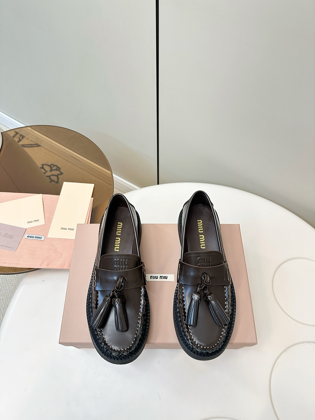 NO:627732,Top version (airplane box) MIUMIU | Miu Miu 2025 new tassel small leather shoes Loafers Miu Miu These are small leather shoes that look more and more classy. They are very college style when paired with socks. They are all high-end. They are sweet and cool. The leather is also very soft and the version is particularly slim. It is also friendly to Jimei with wide feet. The original open edge beaded fabric is the authentic color!  Inner foot pads, high-definition sheepskin lining, size 35-40 (customized at 40.41) outsole, original molded rubber foam outsole, loafers, miumiu, loafers, sheepskin, socks19860909顶级版本（飞机盒） MIUMIU｜缪缪2025新款 流苏小皮鞋 乐福鞋 缪缪这是一款越看越上头的小皮鞋,配上袜子也是很有学院风一整个高级住了,又甜又酷,皮质也特别软而且版型特别显瘦,对脚宽的集美也很友好 面料原版开边珠正版色哦！ 内里垫脚高定羊皮内里 size35-40（40.41订做） 大底原版开模橡胶发泡大底,乐福鞋,miumiu,loafers,sheepskin,socks,Women's Shoes