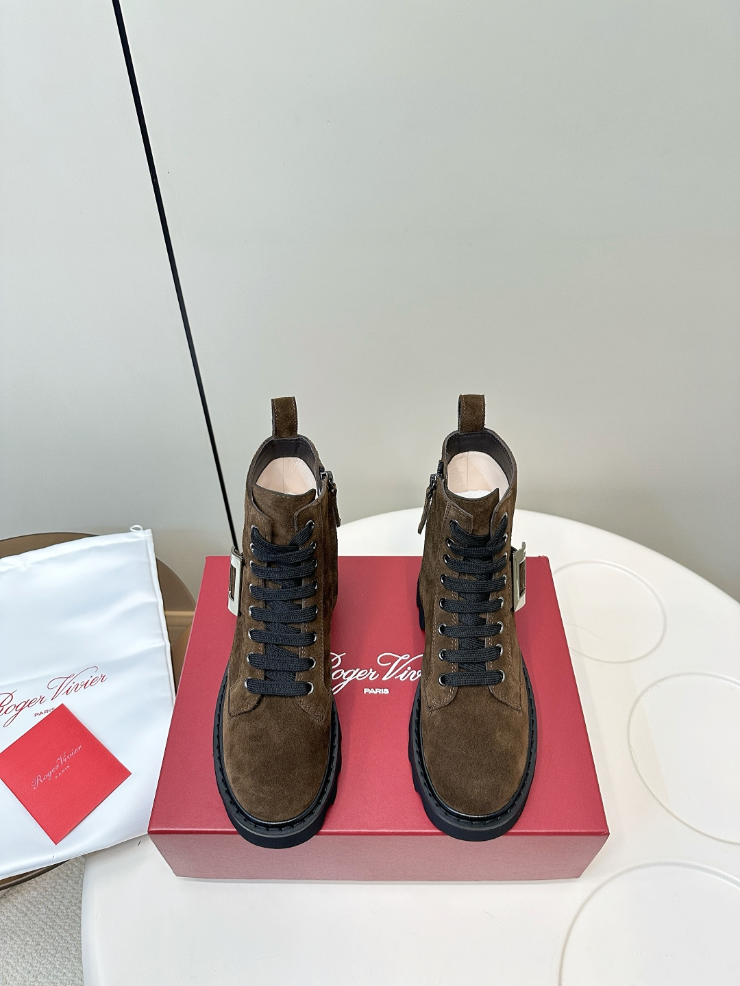 NO:488015,RogerVivier RV25 autumn and winter new diamond buckle/copper buckle fashionable Martin boots boots are unparalleled - super easy to wear. RV boots are super popular this year and are very comfortable to wear. All-match short boots!  Who else can I do in autumn and winter? It’s so big that my legs are thin!  Paired with jeans, short skirts and dresses, super British classic boots, original custom soft cow patent leather/calfs, translucent, inner lining, goatskin inner lining, original custom Swarovski diamond buckle/copper buckle, outsole original wear-resistant rubber sole, heel height 3cm, size 35-40 (40, 41 custom made), boots, roger vivier, swarovski, boots, skirts, jeans, cowhide, sheepskin19860909RogerVivier RV25秋冬新款钻扣/铜扣时尚马丁靴 短靴 美得无与伦比——超好穿 今年RV短靴超火 上脚非常舒适 百搭短靴！秋冬爆款舍我其谁 巨显腿细！ 搭配牛仔裤 短裙、连衣裙都可以 超英伦经典短靴 鞋面原版定制软牛漆皮/小牛皮/翻毛皮 内里山羊皮内里 五金原版定制施华洛世奇钻扣/铜扣 大底原版耐磨绒橡胶底 跟高3cm 码数35-40（40、41订做）,靴子,roger vivier,swarovski,boots,skirts,jeans,cowhide,sheepskin,Women's Shoes