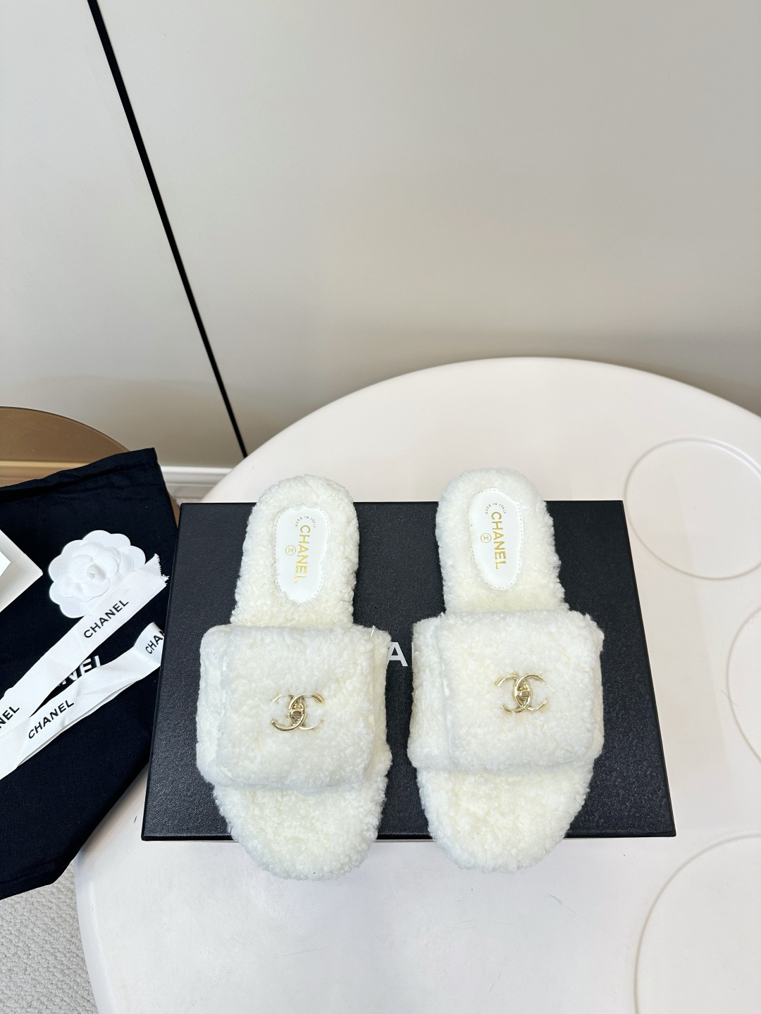 NO:627726,CHANEL｜Xiaoxiang 25P Autumn and Winter Bags Decorated Thick-Soled Lazy Wool Slippers Flat thick-soled slippers that are a must-have for lazy people and will become addictive after wearing them. Super soft and comfortable, letting you get rid of all the restraints. Cute bread shoe shape. Very friendly to babies with wide feet. The outsole has a certain thickness. It makes your legs slim and long when worn. Velcro can be adjusted to the size at will. A must-have for fashionistas!  The foot bed fits the soles of the feet very well and is very comfortable to wear. The comfort is visible to the naked eye. There is no stress after a day of running around. The fabric is made of pure wool and fur. Original foam outsole SIZE35-40 (customized for 40 and 41), furry shoes and slippers, chanel, slippers19860909CHANEL｜小香25P秋冬包包装饰厚底懒人羊毛拖鞋 平底厚底 懒人必备穿了会上瘾的拖鞋 巨软巨舒服 让你摆脱一切的束缚感呆萌的面包鞋型 对脚宽的宝宝很友好 大底有一定的厚度 穿上巨显腿细腿长 魔术贴可随意调节大小 时髦精必备！ 垫脚脚床很贴合脚底 穿着非常舒服 是肉眼可见的舒适感 暴走一天无压力 面料纯羊毛皮毛一体 原版发泡大底 SIZE35-40（40、41订做）,毛毛鞋拖鞋,chanel,slippers,Women's Shoes