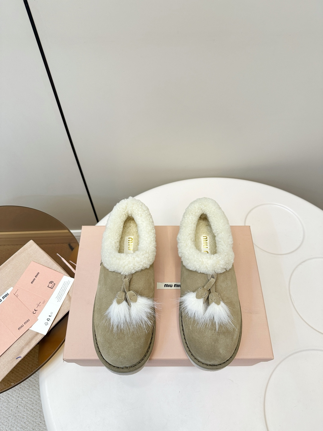 NO:594434,MiuMiu丨米米25/ Autumn new wool snow boots. Miu’s winter warm snow boots really did not disappoint. You will be attracted by these cute snow boots at first glance. They are warm and comfortable!  It’s super comfortable to chat and interesting to watch!  Fabric: Cow suede Lining: Imported lamb hair Outsole: Original molded rubber sole Size: #35-41 (customized at 40.41), snow boots, miumiu, boots19860909MiuMiu丨谬谬 25/ 秋季新品羊毛款雪地鞋 Miu家冬季保暖雪地靴 果然没让人失望, 一眼就被吸引住的蠢萌雪地靴,保暖舒适！上聊超级舒服 耐看！ 面料: 牛反绒 内里: 进口羊羔毛 大底: 原版开模橡胶底 Size: #35-41（40.41定做）,雪地靴,miumiu,boots,Women's Shoes