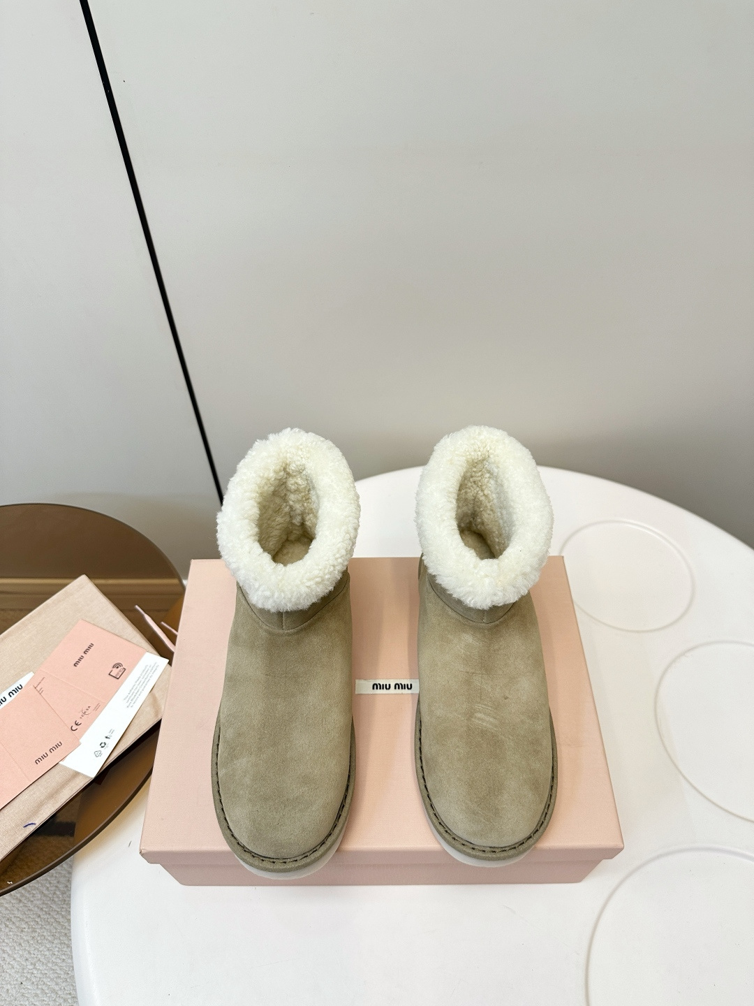 NO:594435,MiuMiu/Miu Miu's new furry snow boots from the autumn and winter catwalks often appear on the covers of major fashion magazines. They are loved by celebrities and Xiaohongshu bloggers. The side logo embellishment design is more elegant, and the upper part is especially stunning. You will not regret it if you close your eyes. The upper part is very comfortable and stable. The combination can be either salty or sweet (ZP develops hardware and customized colors). The upper is imported high silk suede and the lining is imported wool.  Sole ZP molded double-layer outsole, size 35-40 (41 fixed), snow boots, miumiu, boots, chamois leather19860909MiuMiu/缪缪秋冬走秀新款毛毛雪地靴 经常出现在各大时装杂志封面·各路明星、小红书博主都有钟爱,侧logo点缀设计更显优雅,上脚尤为惊艳到你的一款闭眼入都是不会后悔· 上脚非常舒服超级稳·搭配还是可咸可甜（ZP开发五金、订制颜色） 鞋面进口高丝光麂皮 内里进口羊卷毛 鞋底ZP开模双层大底 码数35-40（41定）,雪地靴,miumiu,boots,chamois leather,Women's Shoes