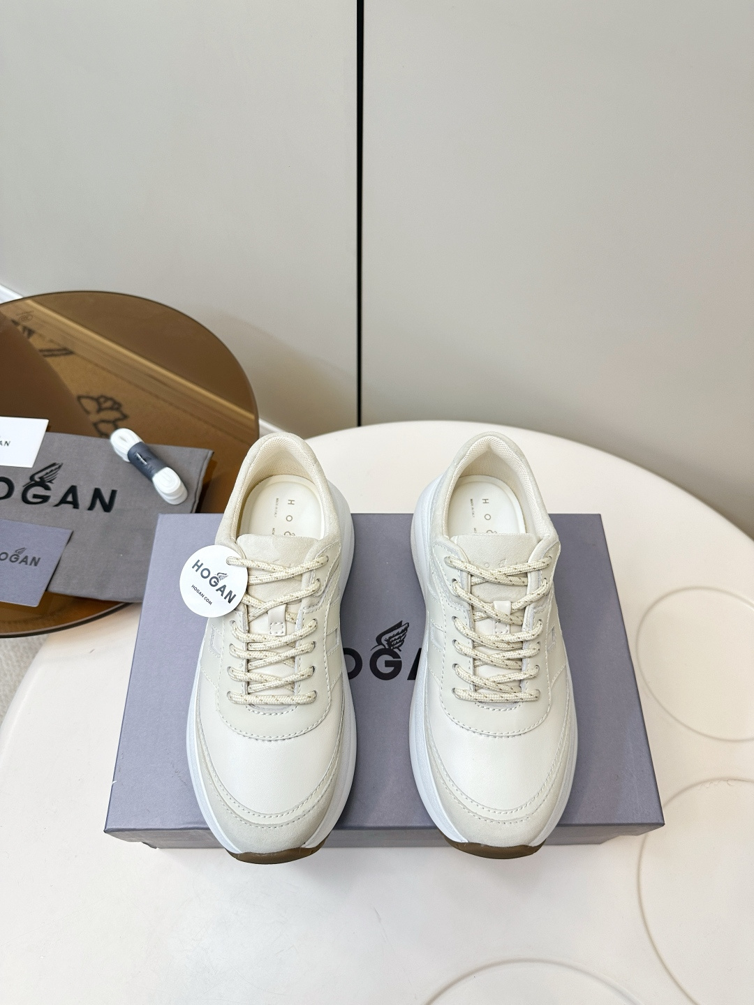 NO:594427,HOGAN · Hogan Chunky H696 series of thick-soled dad shoes, airship shoes, casual sports shoes. The top version of the original version is purchased, developed and manufactured. This Chunky H696 series of sports shoes adopts a contrasting high-elastic thick sole and an increased height design, which makes the whole shoe full of new vitality, with an imaginative shuttle style, seizes the focus of attention, and creates a modern urban trend. The fabric is made of original custom-made imported cowhide material. The inner lining is made of original cowhide leather. The sole is made of exclusive molding of ultra-light and high-elasticity material.  Sole thickness is about 6cm, women's size 36-40: (40 is custom-made, non-returnable and non-exchangeable), casual shoes/sports shoes, hogan, sneakers, cowhide19860909HOGAN·霍根 Chunky H696系列厚底老爹鞋飞艇鞋休闲运动鞋. 顶级版本原版购入开发做货 此款Chunky H696系列运动鞋采用撞色高弹厚底增高设计,令整鞋焕发新意活力,穿梭型格畅想,抢占视线焦点,再掀现代感都市风潮. 面料原版定制进口牛皮材质 内里原版牛皮里 鞋底独家开模超轻高弹材质 底厚约6cm 码数女36-40:（40定做不退不换）,休闲鞋/运动鞋,hogan,sneakers,cowhide,Women's Shoes