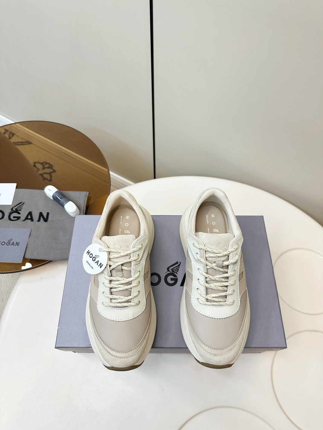 NO:594428,HOGAN · Hogan Chunky H696 series of thick-soled dad shoes, airship shoes, casual sports shoes. The top version of the original version is purchased, developed and manufactured. This Chunky H696 series of sports shoes adopts a contrasting high-elastic thick sole and an increased height design, which makes the whole shoe full of new vitality, with an imaginative shuttle style, seizes the focus of attention, and creates a modern urban trend. The fabric is made of original custom-made imported cowhide material. The inner lining is made of original cowhide leather. The sole is made of exclusive molding of ultra-light and high-elasticity material.  Sole thickness is about 6cm, women's size 36-40: (40 is custom-made, non-returnable and non-exchangeable), casual shoes/sports shoes, hogan, sneakers, cowhide19860909HOGAN·霍根 Chunky H696系列厚底老爹鞋飞艇鞋休闲运动鞋. 顶级版本原版购入开发做货 此款Chunky H696系列运动鞋采用撞色高弹厚底增高设计,令整鞋焕发新意活力,穿梭型格畅想,抢占视线焦点,再掀现代感都市风潮. 面料原版定制进口牛皮材质 内里原版牛皮里 鞋底独家开模超轻高弹材质 底厚约6cm 码数女36-40:（40定做不退不换）,休闲鞋/运动鞋,hogan,sneakers,cowhide,Women's Shoes