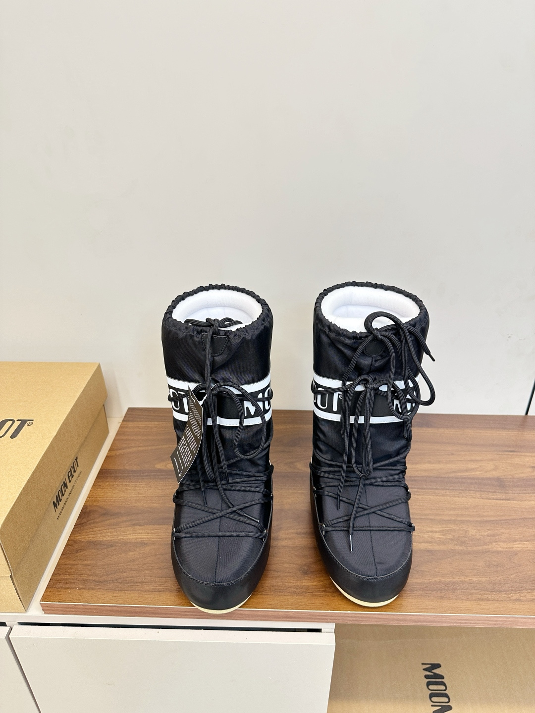 NO:594417,Moon Boot 2025 vs. Autumn and winter popular snow boots [Ugly Moon Snow Boots] Forget UGG, fashionable people are wearing Moon Boot snow boots. If you find it difficult to accept the revival of UGG, then there is now a more alternative snow boot that is back, with an inner height of 4 cm. That is the Moon Boot. It was already very popular in the millennium. Back then, Paris Hilton and Victoria Beckham  Celebrities often wear it, and now the Y2K trend is popular again. The same style is worn by young people in QQ shows, and the ugly snow boots that are shown by thousands of people have become popular again, regardless of men and women. They look slim and warm and easy to wear... Fabric: Original customized/cowhide/high mercerized waterproof cloth Lining: Original silk cotton liner Foot: Original silk cotton liner Outsole: Original molded two-color non-slip outsole  Bottom thickness: 4cm (including inner height increase) Number of yards: 35-40 (customized at 41.42.43) Packaging: original full set of packaging Color: official website updated simultaneously, snow boots, boots, cowhide19860909Moon Boot2025vs秋冬季爆款雪地靴【丑萌月亮雪地靴】 忘了UGG吧,时髦人都在穿Moon Boot雪地靴 如果你难以接受UGG的复兴 那现在有一款更另类的雪地靴又杀回来了,内增高4 cm 那就是Moon Boot月亮靴 在千禧年就已经非常火了 当年paris hilton、victoria beckham  等名人经常穿它,如今Y2K风潮再次流行,痞幼同款QQ秀穿搭,万人大秀的丑萌雪地靴重新翻红,不分男女不分左右,看着巨无霸巨显瘦还暖和好穿…… 面料: 原版定制/牛皮/高丝光防水布 内里: 原版丝绵内胆 垫脚: 原版丝绵内胆 大底: 原版开模双色防滑大底 底厚:4cm（含内增高） 码数:35-40（41.42.43定制） 包装:原版全套包装 颜色:官网同步更新,雪地靴,boots,cowhide,Women's Shoes