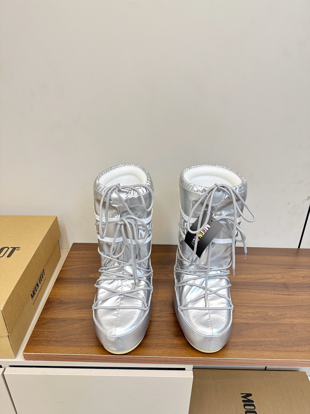 NO:594419,Moon Boot 2025 vs. Autumn and winter popular snow boots [Ugly Moon Snow Boots] Forget UGG, fashionable people are wearing Moon Boot snow boots. If you find it difficult to accept the revival of UGG, then there is now a more alternative snow boot that is back, with an inner height of 4 cm. That is the Moon Boot. It was already very popular in the millennium. Back then, Paris Hilton and Victoria Beckham  Celebrities often wear it, and now the Y2K trend is popular again. The same style is worn by young people in QQ shows, and the ugly snow boots that are shown by thousands of people have become popular again, regardless of men and women. They look slim and warm and easy to wear... Fabric: Original customized/cowhide/high mercerized waterproof cloth Lining: Original silk cotton liner Foot: Original silk cotton liner Outsole: Original molded two-color non-slip outsole  Bottom thickness: 4cm (including inner height increase) Number of yards: 35-40 (customized at 41.42.43) Packaging: original full set of packaging Color: official website updated simultaneously, snow boots, boots, cowhide19860909Moon Boot2025vs秋冬季爆款雪地靴【丑萌月亮雪地靴】 忘了UGG吧,时髦人都在穿Moon Boot雪地靴 如果你难以接受UGG的复兴 那现在有一款更另类的雪地靴又杀回来了,内增高4 cm 那就是Moon Boot月亮靴 在千禧年就已经非常火了 当年paris hilton、victoria beckham  等名人经常穿它,如今Y2K风潮再次流行,痞幼同款QQ秀穿搭,万人大秀的丑萌雪地靴重新翻红,不分男女不分左右,看着巨无霸巨显瘦还暖和好穿…… 面料: 原版定制/牛皮/高丝光防水布 内里: 原版丝绵内胆 垫脚: 原版丝绵内胆 大底: 原版开模双色防滑大底 底厚:4cm（含内增高） 码数:35-40（41.42.43定制） 包装:原版全套包装 颜色:官网同步更新,雪地靴,boots,cowhide,Women's Shoes