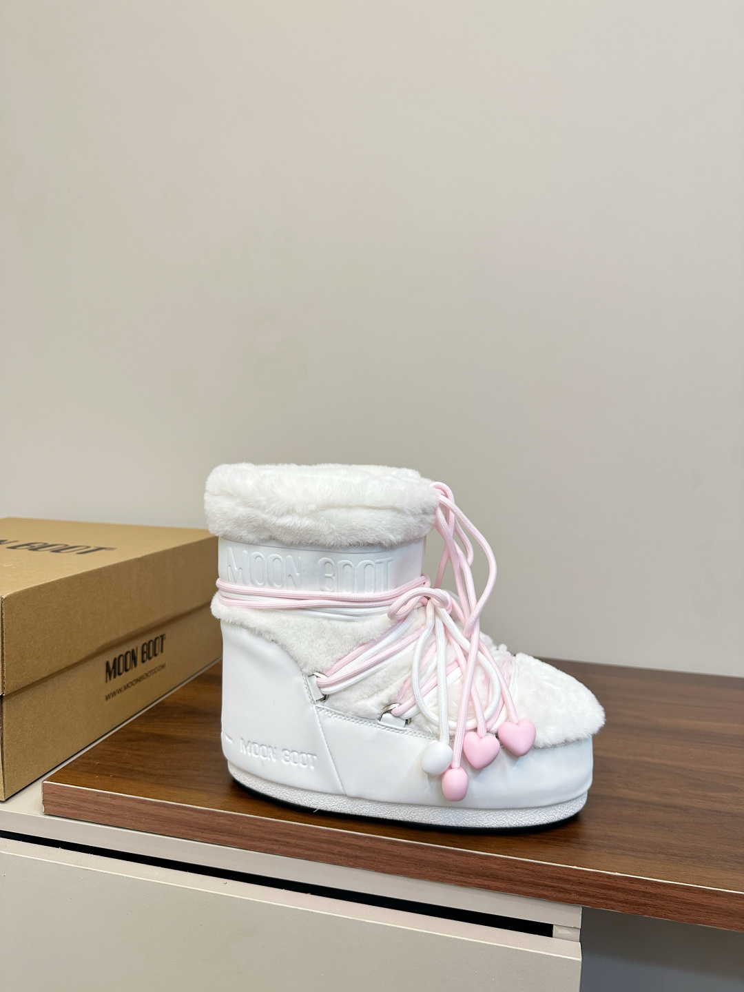 NO:594422,Moon Boot 2025 vs. Autumn and winter popular snow boots [Ugly Moon Snow Boots] Forget UGG, fashionable people are wearing Moon Boot snow boots. If you find it difficult to accept the revival of UGG, then there is now a more alternative snow boot that is back, with an inner height of 4 cm. That is the Moon Boot. It was already very popular in the millennium. Back then, Paris Hilton and Victoria Beckham  Celebrities often wear it, and now the Y2K trend is popular again. The same style is worn by young people in QQ shows, and the ugly snow boots that are shown by thousands of people have become popular again, regardless of men and women. They look slim and warm and easy to wear... Fabric: Original customized/cowhide/high mercerized waterproof cloth Lining: Original silk cotton liner Foot: Original silk cotton liner Outsole: Original molded two-color non-slip outsole  Bottom thickness: 4cm (including inner height increase) Number of yards: 35-40 (customized at 41.42.43) Packaging: original full set of packaging Color: official website updated simultaneously, snow boots, boots, cowhide19860909Moon Boot2025vs秋冬季爆款雪地靴【丑萌月亮雪地靴】 忘了UGG吧,时髦人都在穿Moon Boot雪地靴 如果你难以接受UGG的复兴 那现在有一款更另类的雪地靴又杀回来了,内增高4 cm 那就是Moon Boot月亮靴 在千禧年就已经非常火了 当年paris hilton、victoria beckham  等名人经常穿它,如今Y2K风潮再次流行,痞幼同款QQ秀穿搭,万人大秀的丑萌雪地靴重新翻红,不分男女不分左右,看着巨无霸巨显瘦还暖和好穿…… 面料: 原版定制/牛皮/高丝光防水布 内里: 原版丝绵内胆 垫脚: 原版丝绵内胆 大底: 原版开模双色防滑大底 底厚:4cm（含内增高） 码数:35-40（41.42.43定制） 包装:原版全套包装 颜色:官网同步更新,雪地靴,boots,cowhide,Women's Shoes