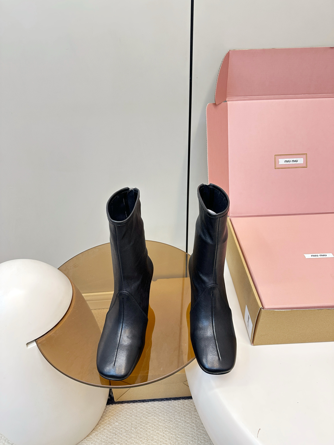 NO:627755,MIUMIU | Miu Miu 2025 vs autumn and winter latest stretch sheepskin short boots  MIUMIU's 2025 autumn and winter T-stage catwalk show is the same model as 'Dreams Never Sleep'. Miumiu can use it on important occasions. It has a fresh style with a touch of nobility. It is perfect to wear with these shoes. It is elegant, crystal clear and has a strong artistic atmosphere, allowing you to appreciate the versatile style of miumiu girls... Upper: Customized stretch sheepskin Foot pads: imported sheepskin Outsole: imported genuine leather outsole  Heel height: 5cm Size: 35-39 (40. Customized, non-refundable and non-exchangeable) Packaging: Original full set of packaging, boots, miumiu, boots, sheepskin, Leather soles19860909MIUMIU｜缪缪2025vs秋冬最新款弹力羊皮短靴 MIUMIU2025秋冬T台走秀网红同款＂造梦不夜城＂,miumiu能在重要场合上用得上了,小清新风带点贵气的感觉,上脚非常完美穿搭配上此鞋,优雅大方,晶莹剔透,具有极浓的艺术气息,让你领略miumiu女孩的百变风格…… 鞋面:定制弹力羊皮 垫脚:进口羊皮 大底:进口真皮大底 跟高:5cm 码数:35-39（40.订做不退不换) 包装:原版全套包装,靴子,miumiu,boots,sheepskin,Leather soles,Women's Shoes