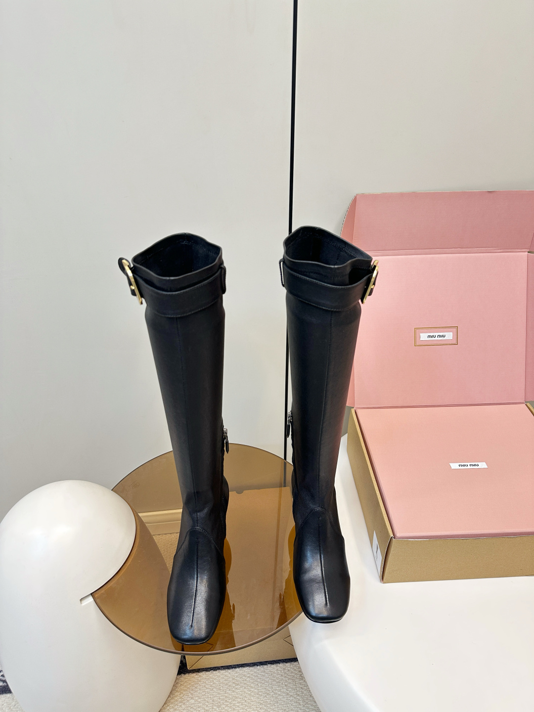 NO:627763,Top version (airplane box) MIUMIU | Miu Miu 2025 vs autumn and winter latest stretch sheepskin boots  MIUMIU's 2025 autumn and winter T-stage catwalk show is the same model as 'Dreams Never Sleep'. Miumiu can use it on important occasions. It has a fresh style with a touch of nobility. It is perfect to wear with these shoes. It is elegant, crystal clear and has a strong artistic atmosphere, allowing you to appreciate the versatile style of miumiu girls... Upper: Customized stretch sheepskin Foot pads: imported sheepskin Outsole: imported genuine leather outsole  Heel height: 5cm Size: 35-39 (40. Customized, non-refundable and non-exchangeable) Packaging: Original full set of packaging, boots, miumiu, boots, sheepskin, Leather soles19860909顶级版本（飞机盒） MIUMIU｜缪缪2025vs秋冬最新款弹力羊皮长靴 MIUMIU2025秋冬T台走秀网红同款＂造梦不夜城＂,miumiu能在重要场合上用得上了,小清新风带点贵气的感觉,上脚非常完美穿搭配上此鞋,优雅大方,晶莹剔透,具有极浓的艺术气息,让你领略miumiu女孩的百变风格…… 鞋面:定制弹力羊皮 垫脚:进口羊皮 大底:进口真皮大底 跟高:5cm 码数:35-39（40.订做不退不换) 包装:原版全套包装,靴子,miumiu,boots,sheepskin,Leather soles,Women's Shoes
