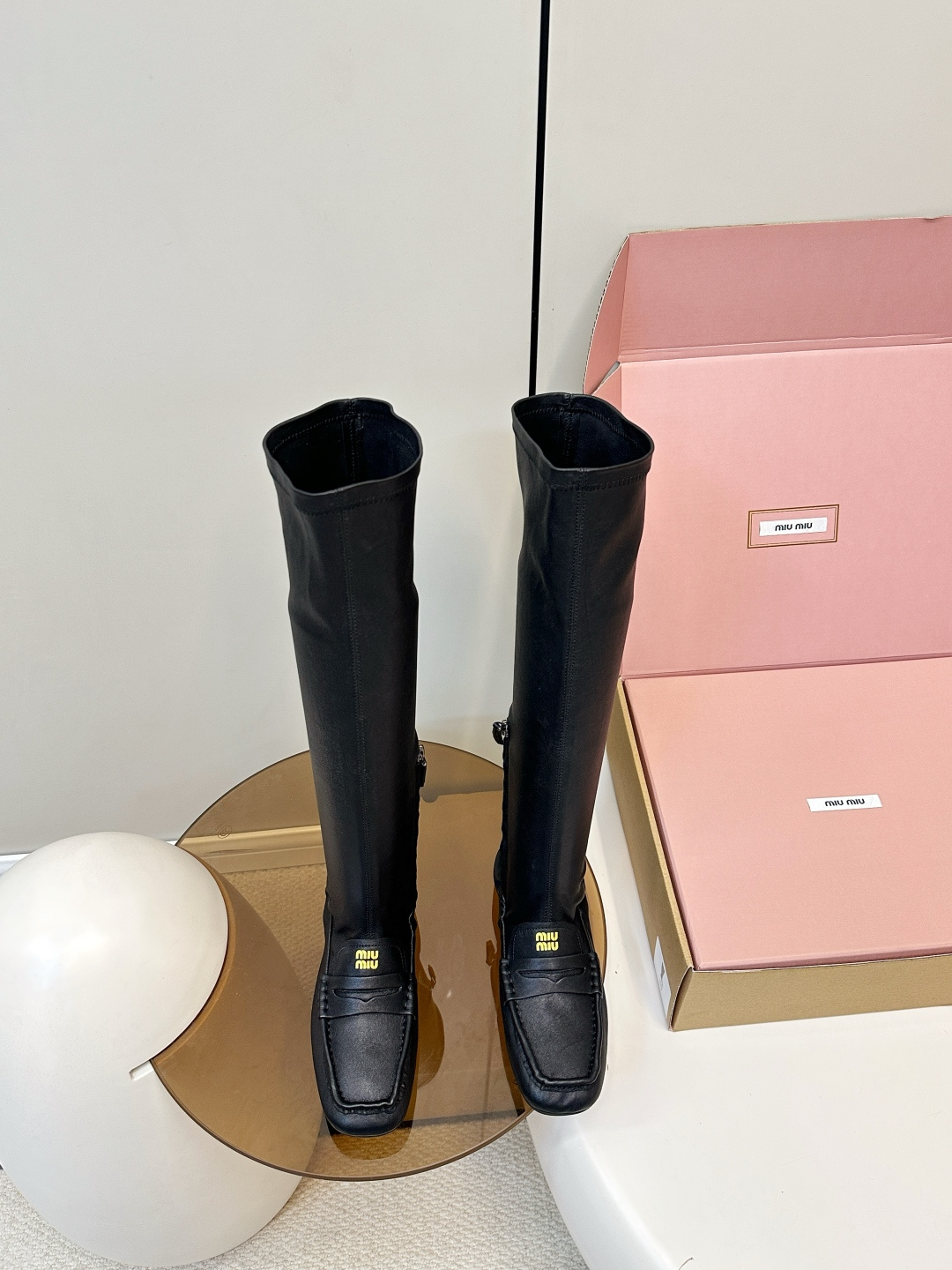 NO:627771,MIUMIU | Miu Miu 2025 vs autumn and winter latest stretch sheepskin boots  MIUMIU's 2025 autumn and winter T-stage catwalk show is the same style as 'Dreams Never Sleep', which miumiu can use on important occasions. It has a fresh style with a touch of nobility. It is perfect to wear with these shoes. It is elegant, crystal clear and has a strong artistic atmosphere, allowing you to appreciate the versatile style of miumiu girls... Upper: Customized stretch sheepskin Foot pads: imported sheepskin Outsole: rubber sole  Heel height: 1cm Size: 35-39 (40. Customized, non-refundable and non-exchangeable) Packaging: Original full set of packaging, boots, miumiu, boots, sheepskin19860909MIUMIU｜缪缪2025vs秋冬最新款弹力羊皮长筒靴 MIUMIU2025秋冬T台走秀网红同款＂造梦不夜城＂,miumiu能在重要场合上用得上了,小清新风带点贵气的感觉,上脚非常完美穿搭配上此鞋,优雅大方,晶莹剔透,具有极浓的艺术气息,让你领略miumiu女孩的百变风格…… 鞋面:定制弹力羊皮 垫脚:进口羊皮 大底:橡胶底 跟高:1cm 码数:35-39（40.订做不退不换) 包装:原版全套包装,靴子,miumiu,boots,sheepskin,Women's Shoes
