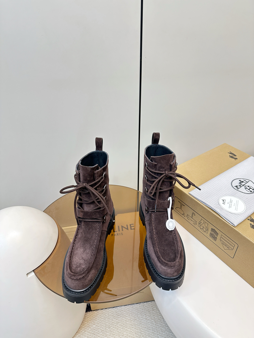 NO:627777,Hermes H's new model, too cool and fashionable Martin boots, a popular model for all, top original quality, the highest version on the market, imported first-layer nappa cowhide for the upper, cowhide lining, mixed sheepskin for the feet, selected first-layer calfskin high-heeled ankle boots, the fabric reveals a warm luster, and the high-quality cowhide lining creates a strong boot shape. It wraps your beautiful legs in all aspects, the heel of about 3 cm shows feminine charm, and the full leather outsole creates a fashionable retro look. The heel height is about 3 cm  The tube height is about 16 cm. The sole is original molded TPU combination sole!  Size 35-39 (40 can be customized without return or exchange), boots, hermes, boots, cowhide, sheepskin, Leather soles19860909Hermes H家新款 太酷辣时尚马丁靴 全民网红款,顶级原单品质,市面最高版本, 鞋面进口头层纳帕牛皮,内里牛皮,垫脚混种羊皮,精选头层小牛皮高跟及踝靴,面料透露温润光泽,上乘的牛皮内里塑造坚挺靴型. 全方面包裹你的美腿、约3厘米后跟展现女性魅力,全真皮大底打造时尚复古造型. 跟高约3厘米 筒高约16厘米 鞋底原版开模tpu组合底！ Size35-39码（40可定制不退不换）,靴子,hermes,boots,cowhide,sheepskin,Leather soles,Women's Shoes