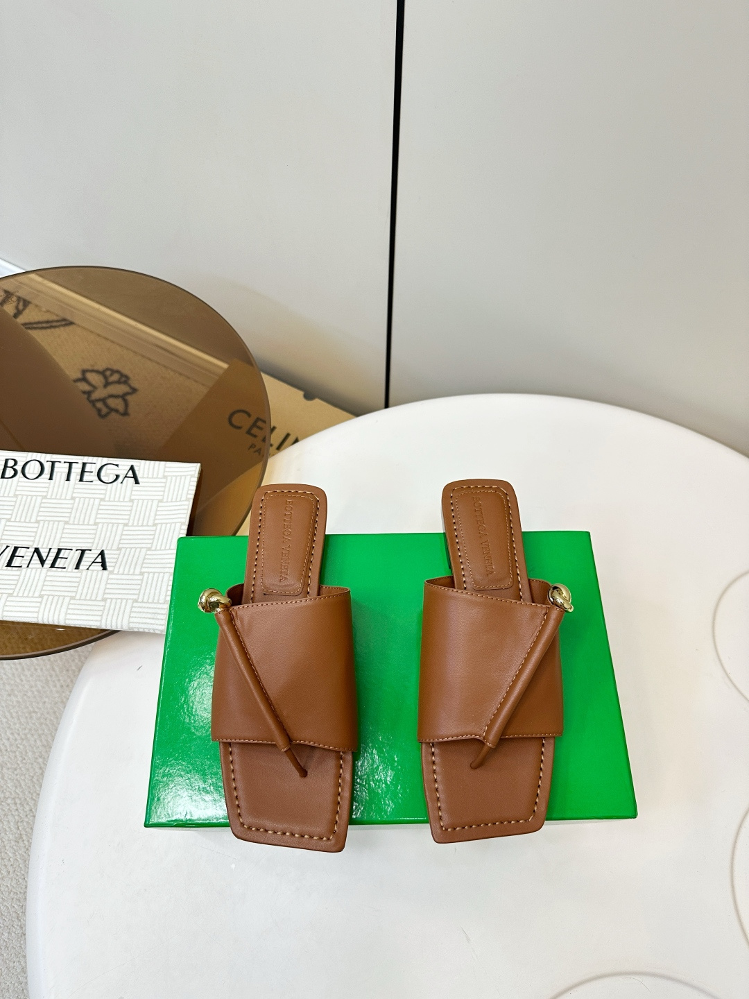 NO:627719,BV 25 new product, fashionable flip-flop flat slippers. BV classic woven slippers meet rough rope hardware, and every step is relaxed aesthetics. Italian leather is gently wrapped, and the hand-woven texture is full of random codes. The metal buckle collides with the climbing rope elements, injecting a touch of wild tension into minimalism. 'Stepping on it is like stepping into the Tuscan sunset' - soft, but with uncompromising edges and corners. Italian leather outsole, injection molding process matching  Original packaging woven striped bag code number 35 36 37 38 39 (40 41 42 43 customized), split-toed shoes and slippers, bottega veneta, slippers, Leather soles19860909BV 25新品 时尚夹脚平底拖鞋  BV经典编织拖邂逅粗粝绳结五金,每一步都是松弛美学. 意大利皮革温柔包裹,手工编织纹路里藏满随性密码 金属扣环与登山绳元素碰撞,给极简注入一丝野性张力. 「踩上它,像踏进托斯卡纳的夕阳里」一柔软,却带着不妥协的棱角. 意大利真皮大底 注塑工艺 对版 原版包装 编织条纹布袋 码数 35 36 37 38 39（40 41 42 43订做）,分趾鞋拖鞋,bottega veneta,slippers,Leather soles,Women's Shoes