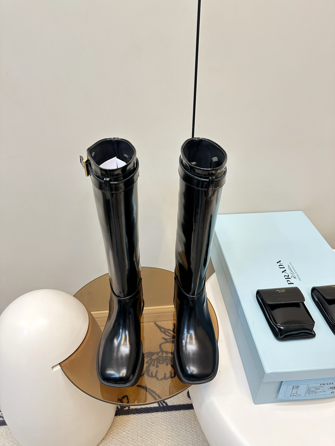 NO:594415,PRADA｜Prada Small Bag Rider Boots Timeless classics are now available. Recently, the innovative Prada classic canvas small bag is paired with the height-increasing motorcycle boots. One shoe, two wears. Great~1:1 replica of the Y version purchased in Europe. The imported open-edge beaded cowhide is made of fabric, which is delicate and soft, not hard at all~ The soft silk cowhide lining on the inside. The bags are customized by big manufacturers, with original 1:1 details. The inner hardware stitching is exactly the same.  TPU high toughness outsole, height 6cm, size 35-40 (40 customized), boots, prada, prada, boots, cowhide19860909PRADA｜普拉达小包包骑士靴 万古经典在现 最近得不得了 创新的Prada经典帆布小包搭配上增高机车长靴 一鞋两穿 赞哦～欧洲购入Y版1:1复刻 进口开边珠牛皮做面料,细腻软糯感十足,一点也不硬～ 内里柔软丝绸牛里垫脚 包包都是大厂定制,原版1:1细节 内里五金车线完全一致 TPU高韧性大底 高6cm 码数35-40（40订做）,靴子,prada,prada,boots,cowhide,Women's Shoes