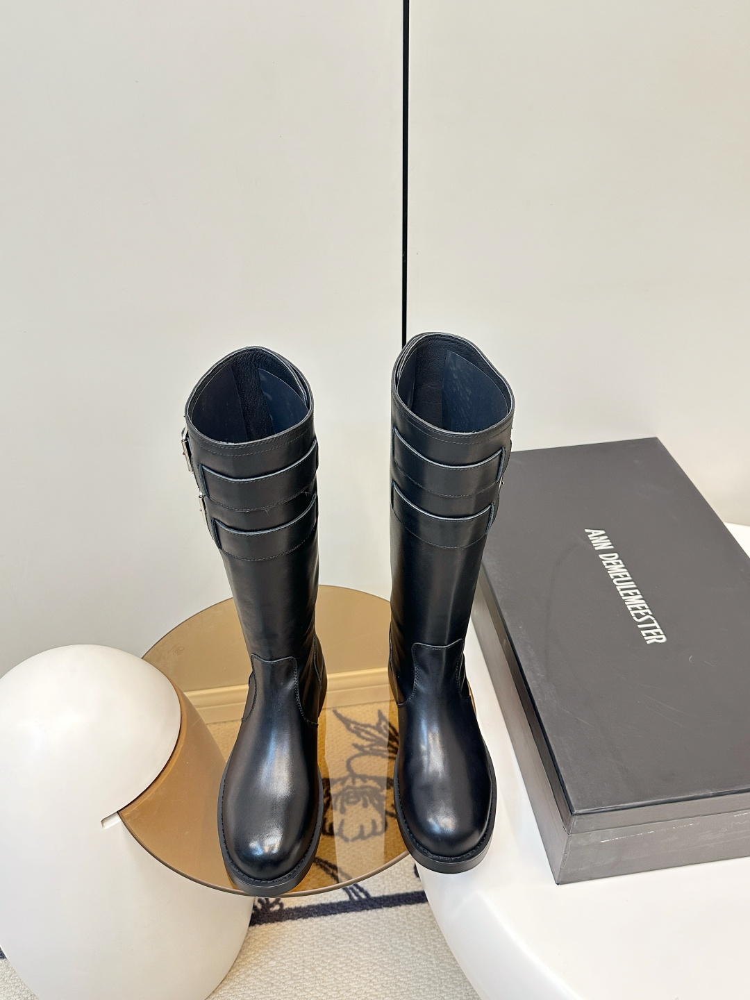 NO:594420,Ann Demeulemeester Combat Boots/Dark Romantic Martin Boots Long Boots Knight Boots Don't indulge in the ordinary, Ann has made it with a long history of craftsmanship. This pair of shoes conveys freedom and confidence. Challenging tradition and injecting modern elements, knight boots glow with unique charm. Dark nappa calf leather is the upper, showing a rebellious and uncompromising aura. The high-top is fashionable and slim, and the short-top is flexible and versatile. The upper is Ann Dem's original authentic grade ultra-fine calf leather.  The inner boot leg pads are made of original cowhide (authentic grade, very high cost). The soles are leather and rubber. Size35-40: Rubber sole.00 (leather sole can be customized and not returned), boots, boots, cowhide19860909Ann Demeulemeester 战靴/暗黑浪漫马丁靴 长靴 骑士靴 别在平凡中沉溺,Ann 以悠久的匠心制造,这双鞋传达着自由与自信. 挑战传统,注入现代元素,骑士靴焕发出独特的魅力.暗黑纳帕小牛皮为鞋面,呈现叛逆不妥协气场. 高筒时尚显瘦,短筒灵活百搭 鞋面Ann Dem原版正品级别超细腻小牛皮 内里靴筒垫脚原版牛皮(正品级别,成本非常高） 鞋底真皮,橡胶两种 Size35-40 : 橡胶底.00（真皮底可定制不退换),靴子,boots,cowhide,Women's Shoes