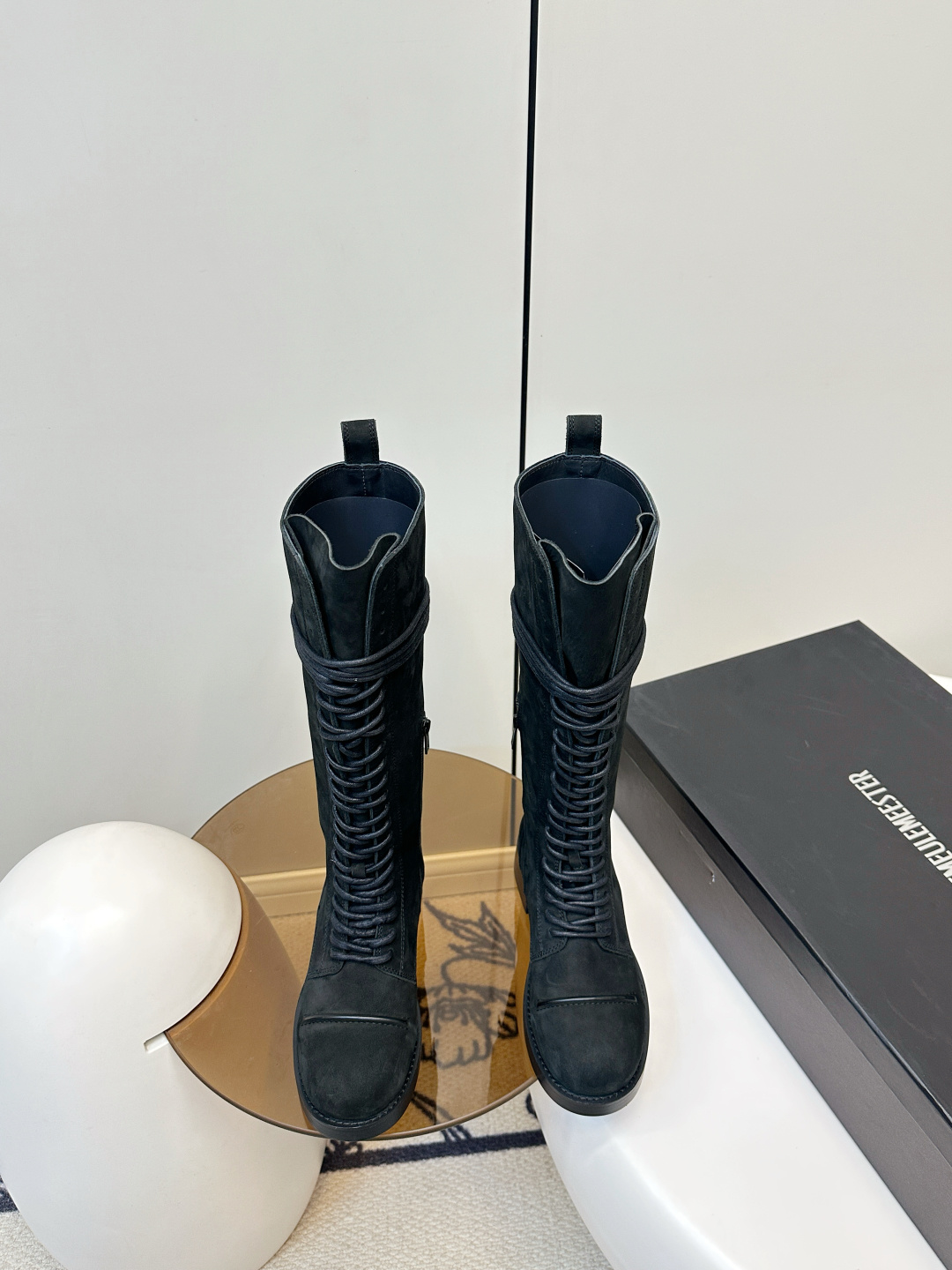 NO:594423,Ann Demeulemeester dark combat boots lace up knight boots, dark warrior version of elegant knight boots, black matte cowhide version of high boots, so cool!  !  !  The difference in interlacing shoelaces makes the feeling cooler. The inner zipper design is easy to put on and take off. The fabric is black nubuck leather. The lining is cowhide. The original genuine leather welt combination outsole. Size: 35-40, boots, boots, cowhide19860909Ann Demeulemeester暗黑战靴绑带骑士长靴 暗黑武士版的优雅骑士靴 黑色哑光牛皮版的高靴好cool！！！穿插鞋带的不同带来的感觉更冷一些 内侧拉链设计方便穿脱 面料黑色牛巴戈皮 内里牛皮 原版真皮沿条组合大底 码数35-40,靴子,boots,cowhide,Women's Shoes