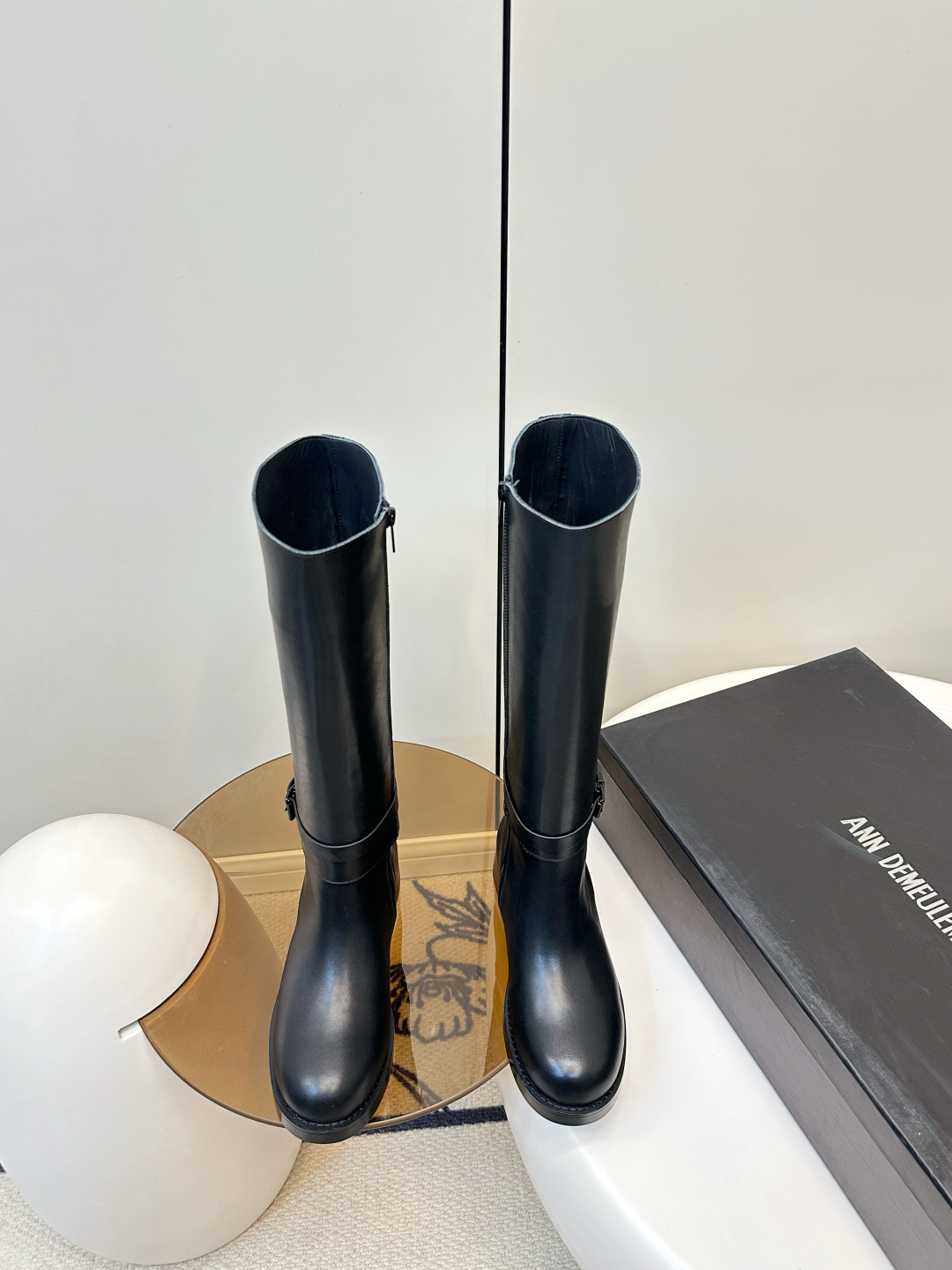 NO:594400,Ann Demeulemeester Official Website Jay Boots Magic Two-Wear Cavalier Boots Genuine Leather Sole Don't indulge in the ordinary, Ann is manufactured with a long history of craftsmanship. This pair of shoes conveys freedom and confidence. Challenging tradition and injecting modern elements, the Cavalier Boots glow with unique charm. Dark nappa calfskin is the upper, showing a rebellious and uncompromising aura. One price, two enjoyments; high-top fashionable and slim, short-top flexible and versatile Upper Ann  Dem original genuine grade ultra-fine calfskin, inner boot leg pads, original cowhide (genuine grade, very high cost) soles, genuine leather, rubber, Size 35-41 (40, 41 customized, non-returnable), boots, boots, cowhide19860909Ann Demeulemeester 官网Jay Boots神奇两穿骑士靴长靴 真皮底 别在平凡中沉溺,Ann 以悠久的匠心制造,这双鞋传达着自由与自信. 挑战传统,注入现代元素,骑士靴焕发出独特的魅力.暗黑纳帕小牛皮为鞋面,呈现叛逆不妥协气场. 一份价钱,两种享受；高筒时尚显瘦,短筒灵活百搭 鞋面Ann Dem原版正品级别超细腻小牛皮 内里靴筒垫脚原版牛皮(正品级别,成本非常高） 鞋底真皮,橡胶两种 Size35-41（40、41订做不退换）,靴子,boots,cowhide,Women's Shoes