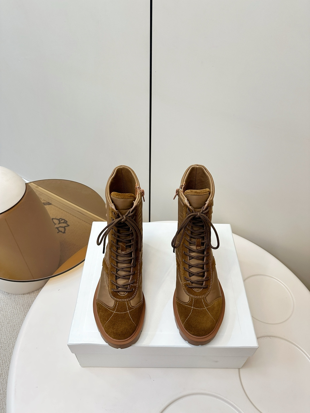 NO:594402,Expected to ship in one week. Celine 2025 recommended Maillard foam Martin boots and short boots!  Thick-soled short boots...the popularity continues to increase ~ the long-term model is popular among many Internet celebrity bloggers this season. The perfectly refined shoe last has a small round toe, very in place, the lines are smooth and the shape is correct, the neat craftsmanship and stitching are super texture ~ the upper foot is very slim, taller, versatile, and fashionable to wear!  Original molding of the outsole, extremely comfortable, cow suede upper spliced ​​with waterproof foam down cloth, sheepskin foot pads, heel height 3.5cm, size 35-39 (customized size 40.41), packaging Celine original full package, boots, celine, boots, down jacket, sheepskin19860909预计一个星期出货 Celine 2025好物推荐美拉德泡绵马丁靴 短靴！ 厚底短靴..热度持续升级～长期款 高版本当季深受众多网红博主热捧,完美精修鞋楦小圆头,非常到位,线条流畅版型正 ,整齐工艺车线超有质感～上脚非常显瘦,增高,百搭,时髦穿搭！ 大底原版开模 舒适度超极好 鞋面牛反绒拼接防水泡棉羽绒布 垫脚羊皮垫脚 跟高3.5cm 码数35-39(40.41码定做) 包装celine原版全套包装,靴子,celine,boots,down jacket,sheepskin,Women's Shoes