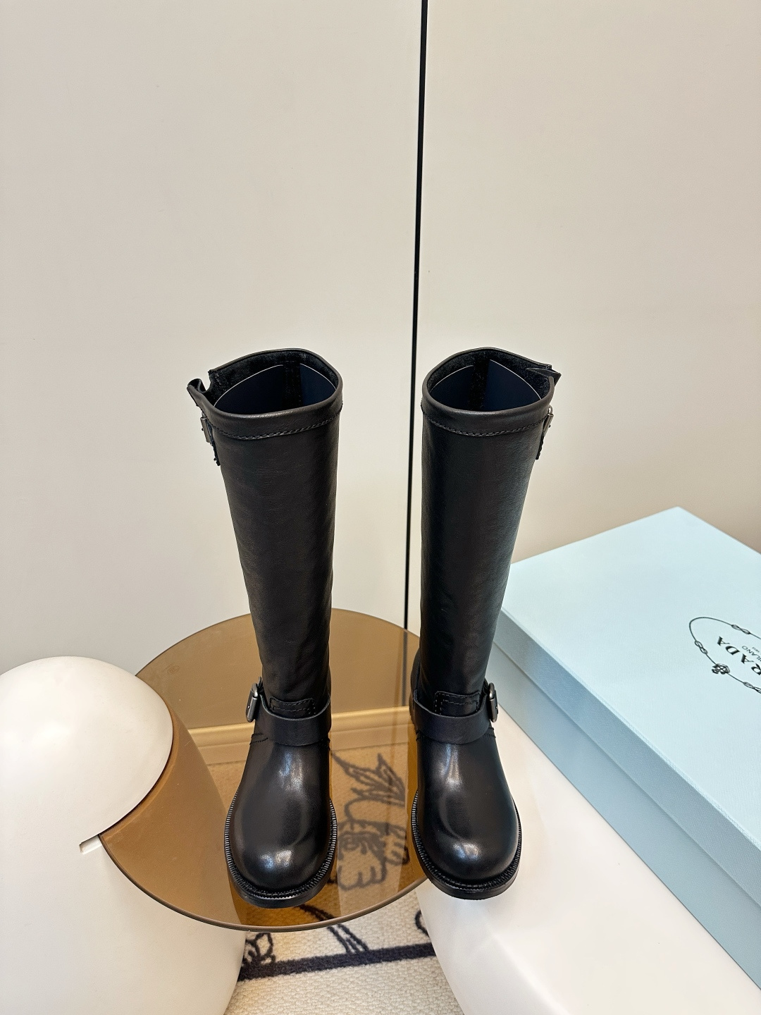 NO:594411,Prada｜Prada 25 new autumn and winter products Wrinkled boots Knight boots Long boots PRADA Knight boots｜'Savage growth' Crushing exquisite routines Oil-waxed leather kneads wrinkle ambition Metal buckles lock the 'anti-refined' rebellion The loose boots are deliberately lazy High-end can be wild Looseness is the most fashionable hidden weapon The upper is made of soft calfskin with natural wrinkles!  Very retro lining, cowhide lining, foot cowhide, Italian genuine leather injection molded combination outsole size 35-40 (customized at 40.41), boots, prada, prada, boots, cowhide19860909Prada｜普拉达25秋冬新品 皱皱靴 骑士靴 长筒靴 PRADA 骑士短靴｜「野蛮生长」 碾碎精致套路 油蜡皮揉出褶皱野心 金属扣锁住「反精致」的叛逆 靴筒松垮是故意的慵懒 高级可以很野 松弛才是最狠的时髦暗器 鞋面采用植柔小牛皮,自然褶皱！非常复古 内里 牛皮内里,垫脚牛皮 意大利真皮注塑组合大底 size35-40（40.41订做）,靴子,prada,prada,boots,cowhide,Women's Shoes