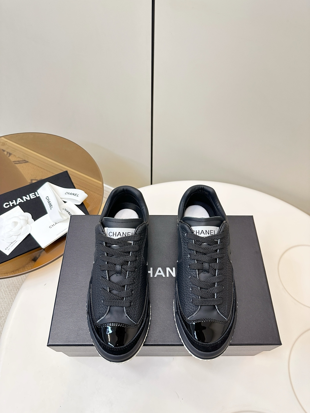 NO:627736,CHANEL 25C new moral training shoes, double C logo casual shoes P. A pair of comfortable shoes can reduce the fatigue on your feet. The new style is very versatile. Whether it is daily wear, sister gatherings, workplace commuting, outdoor sports and various occasions, it can be easily controlled. It increases the height, straightens the legs, modifies the foot shape, is comfortable and comfortable without rubbing the feet, and has good breathability. It can also be worn in summer. It can also be worn by office workers with a full temperament. Fabric pebbled cowhide + plaid pad to show off sheepskin  Original TPU rubber sole!  size: 35-40 (41 is custom-made and cannot be returned or exchanged), casual shoes/sports shoes, chanel, sneakers, cowhide, sheepskin19860909CHANEL 25C新品德训鞋双C logo休闲鞋Ｐ 一双舒适的鞋子能给自己减少脚下的劳累,新款Very 百搭 不管是日常穿搭,姐妹聚会 职场通勤,户外运动及各种场合都是可以轻松驾驭的增高显腿直、修饰脚型、舒服舒适不磨脚、透气性很好、夏天也可以穿哦、穿上气质拉满上班族也能轻松拥有 面料荔枝纹牛皮+格纹垫秀羊皮 原版tpu橡胶底！ size: 35-40 (41定做不退不换),休闲鞋/运动鞋,chanel,sneakers,cowhide,sheepskin,Women's Shoes