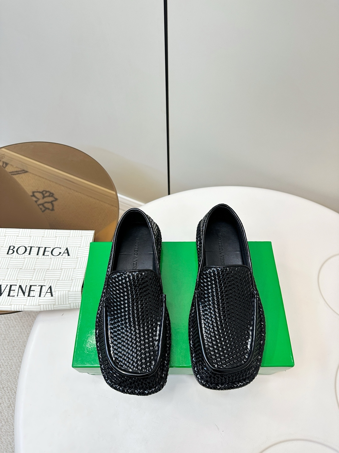 NO:593107,BV Daddy Loafer Couple's Genuine Leather Handwoven Shoes (Men's Size) Explore the infinite possibilities of Bottega Veneta BV Daddy Loafer Loafers are purely handmade with a simple piece of leather with 3 mm strips. Hand-woven, high-end and comfortable. The fabric is made of high-quality calfskin with open edges. The foot pads are lined with sheepskin, which is comfortable and high-end. The outsole is made of Italian genuine leather. The size is 35-40 for women (custom-made for women's size 40.41.42).  Male 39-44 (Male size 45 custom-made, loafers, bottega veneta, bottega veneta, loafers, cowhide, sheepskin, Leather soles19860909BV Daddy Loafer 乐福鞋情侣款真皮手工编织单鞋（男码） 探索Bottega Veneta无限可能 BV Daddy Loafer 乐福鞋 纯手工打造简约一块皮3毫米抽条 手工编织而成 高档舒适 面料选用优质小牛皮开边朱 垫脚羊皮内里舒适高端 大底选用意大利真皮大底 码数女35-40（女码40.41.42订做 男39-44（男码45订做,乐福鞋,bottega veneta,bottega veneta,loafers,cowhide,sheepskin,Leather soles,Women's Shoes