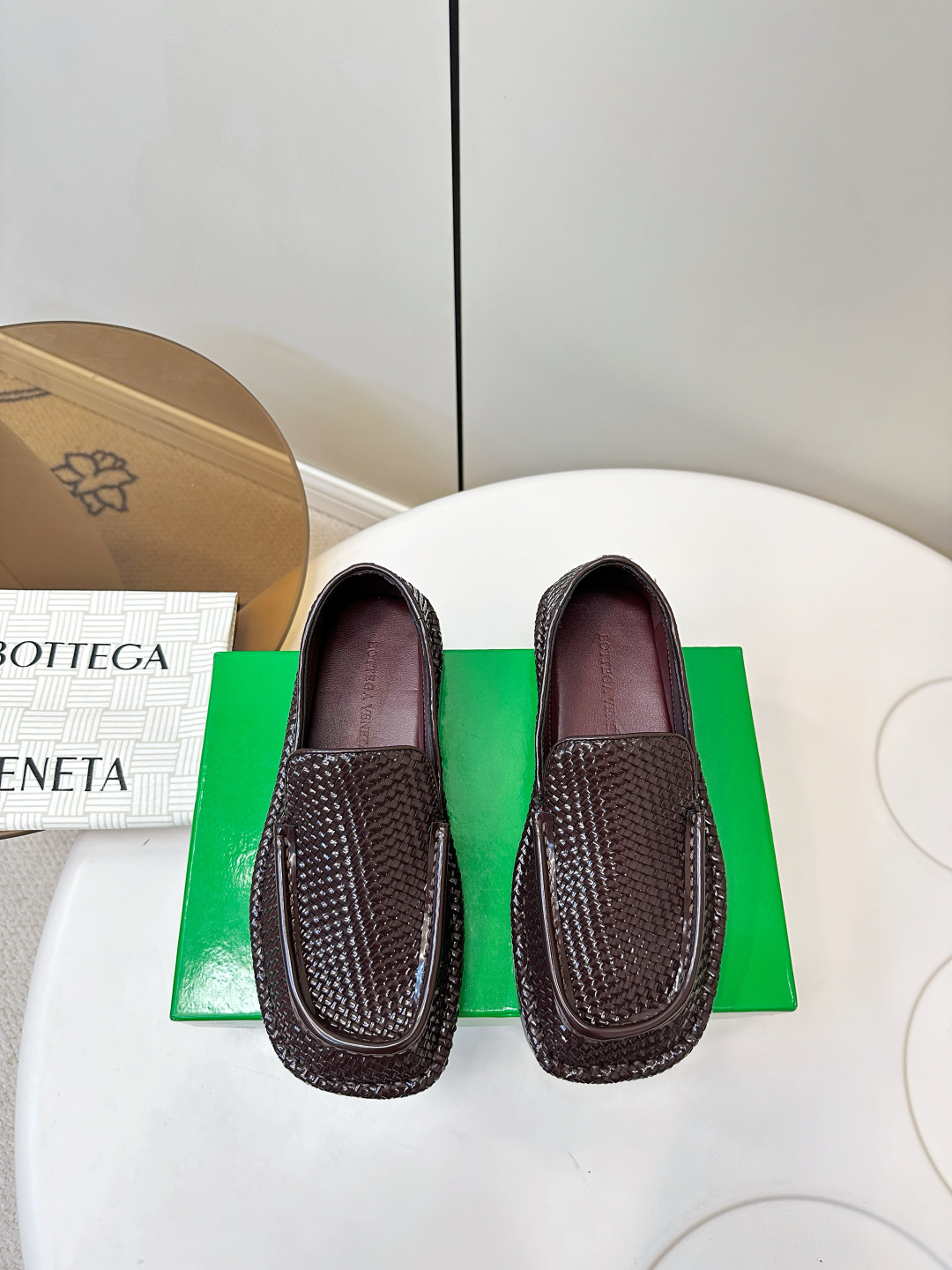 NO:593109,BV Daddy Loafer Couple's Genuine Leather Handwoven Shoes (Men's Size) Explore the infinite possibilities of Bottega Veneta BV Daddy Loafer Loafers are purely handmade with a simple piece of leather with 3 mm strips. Hand-woven, high-end and comfortable. The fabric is made of high-quality calfskin with open edges. The foot pads are lined with sheepskin, which is comfortable and high-end. The outsole is made of Italian genuine leather. The size is 35-40 for women (custom-made for women's size 40.41.42).  Male 39-44 (Male size 45 custom-made, loafers, bottega veneta, bottega veneta, loafers, cowhide, sheepskin, Leather soles19860909BV Daddy Loafer 乐福鞋情侣款真皮手工编织单鞋（男码） 探索Bottega Veneta无限可能 BV Daddy Loafer 乐福鞋 纯手工打造简约一块皮3毫米抽条 手工编织而成 高档舒适 面料选用优质小牛皮开边朱 垫脚羊皮内里舒适高端 大底选用意大利真皮大底 码数女35-40（女码40.41.42订做 男39-44（男码45订做,乐福鞋,bottega veneta,bottega veneta,loafers,cowhide,sheepskin,Leather soles,Women's Shoes