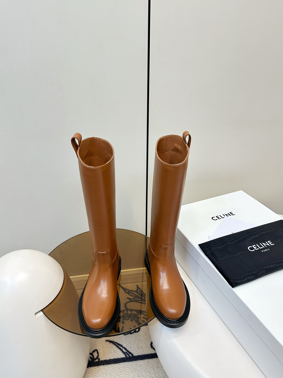 NO:593105,Celine｜Celine Yang Mi's same style of slip-on knight boots, 16-inch high boots. The high version is very popular among many Internet celebrity bloggers this season. The perfect round toe of the shoe last is very in place, the lines are smooth and the shape is correct. The neat craftsmanship and stitching are super texture. The upper foot is very slim, taller, versatile, and fashionable to wear!  The comfort is super good. The upper is made of calfskin. The foot pads are water-dyed cowhide. The heel height is 3cm. The outsole is original molded rubber sole!  Size 35-39 (customized size 40.41) Packaging celine original full set of packaging, boots, celine, boots, cowhide19860909Celine｜塞琳杨幂同款一脚蹬骑士靴 16寸高靴 高版本当季深受众多网红博主热捧,完美精修鞋楦小圆头,非常到位,线条流畅版型正 ,整齐工艺车线超有质感～上脚非常显瘦,增高,百搭,时髦穿搭！ 舒适度超极好 鞋面小牛皮面料 垫脚水染牛皮里 跟高3cm 大底原版开模橡胶底！ 码数35-39(40.41码定做) 包装celine原版全套包装,靴子,celine,boots,cowhide,Women's Shoes